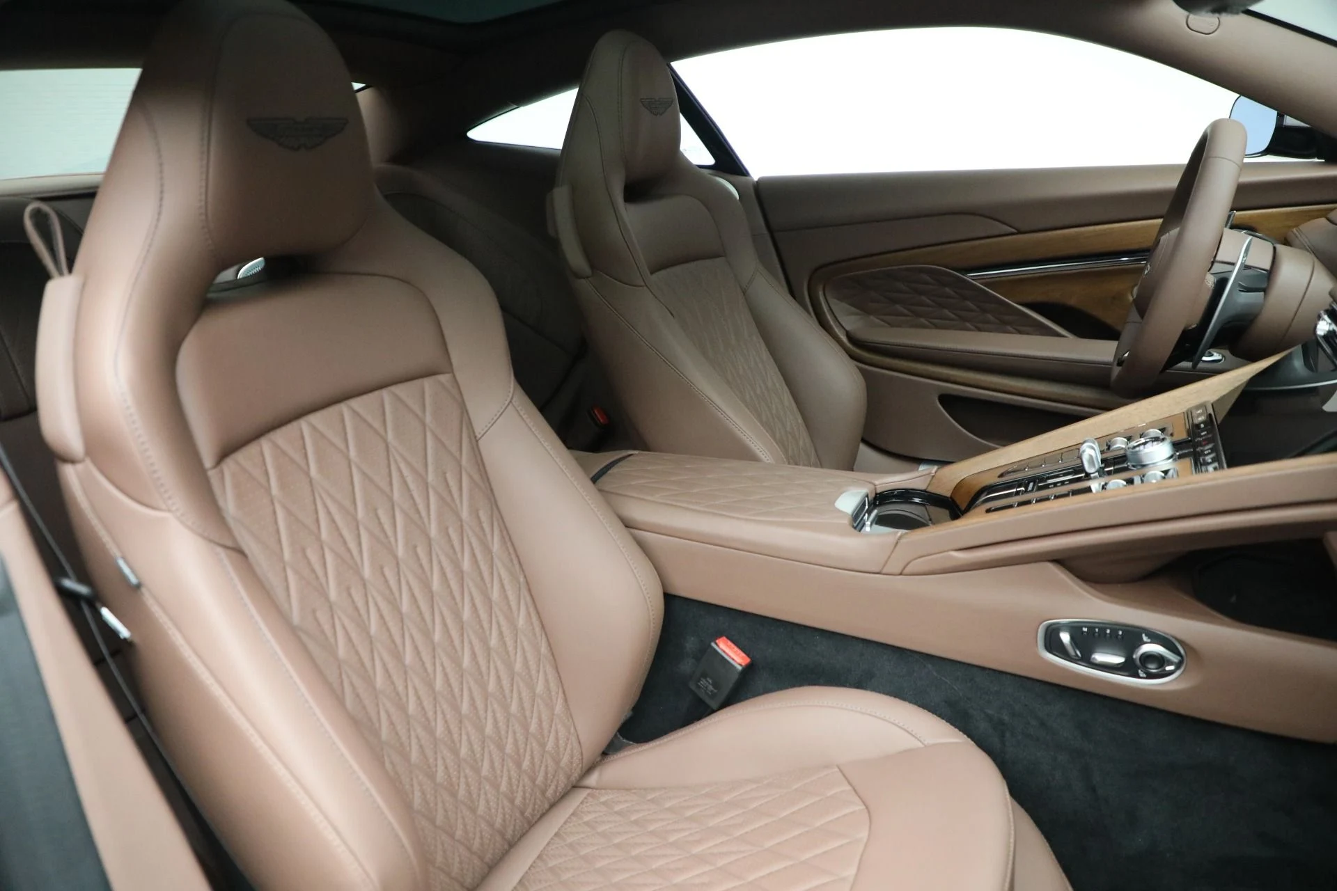 mph025_572226324_Used_2025_Aston_Martin_DB_12_V8_1735242032_d953a5593f