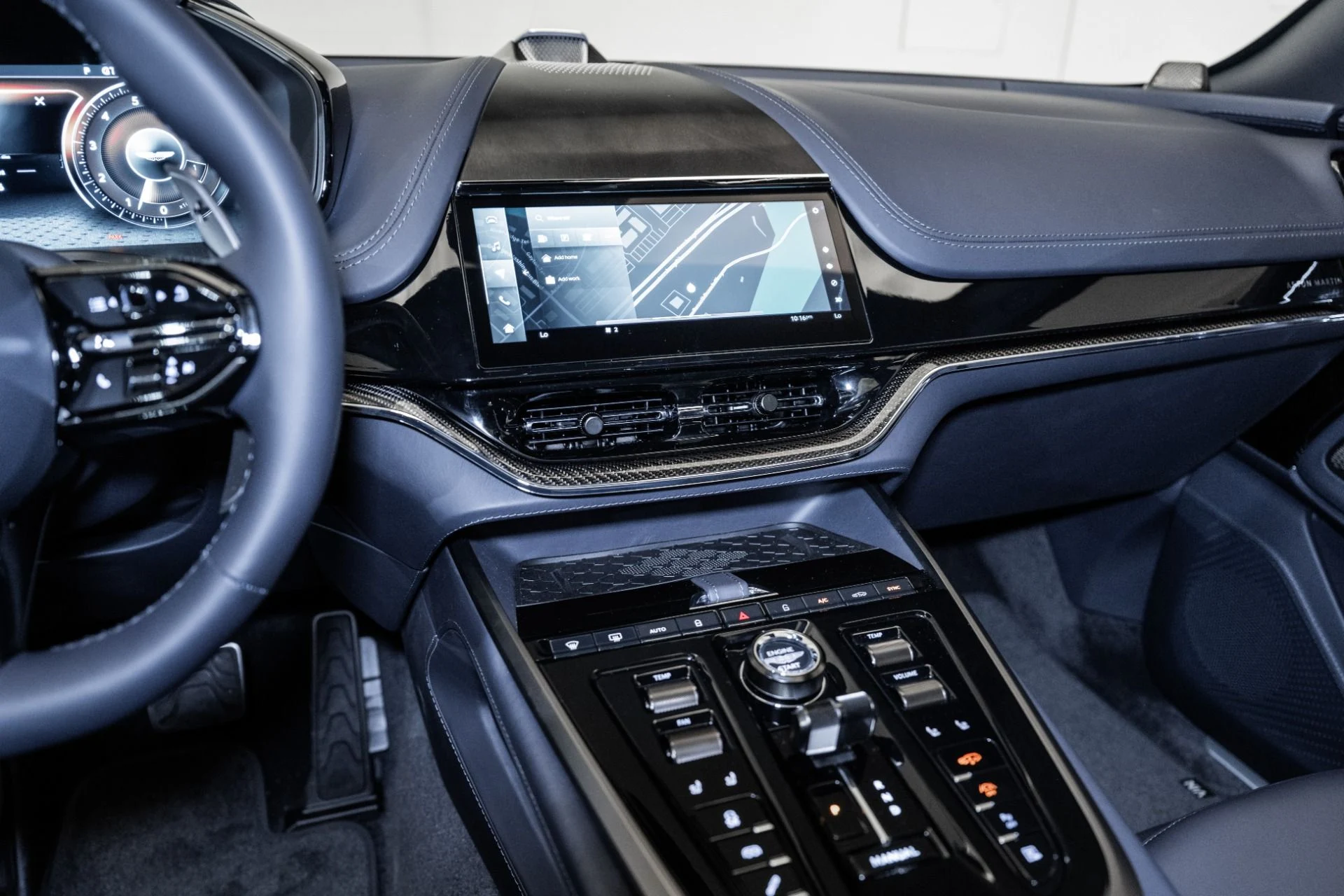 mph025_596580279_Used_2025_Aston_Martin_DBX_707_1754709382_3ca70d5a09