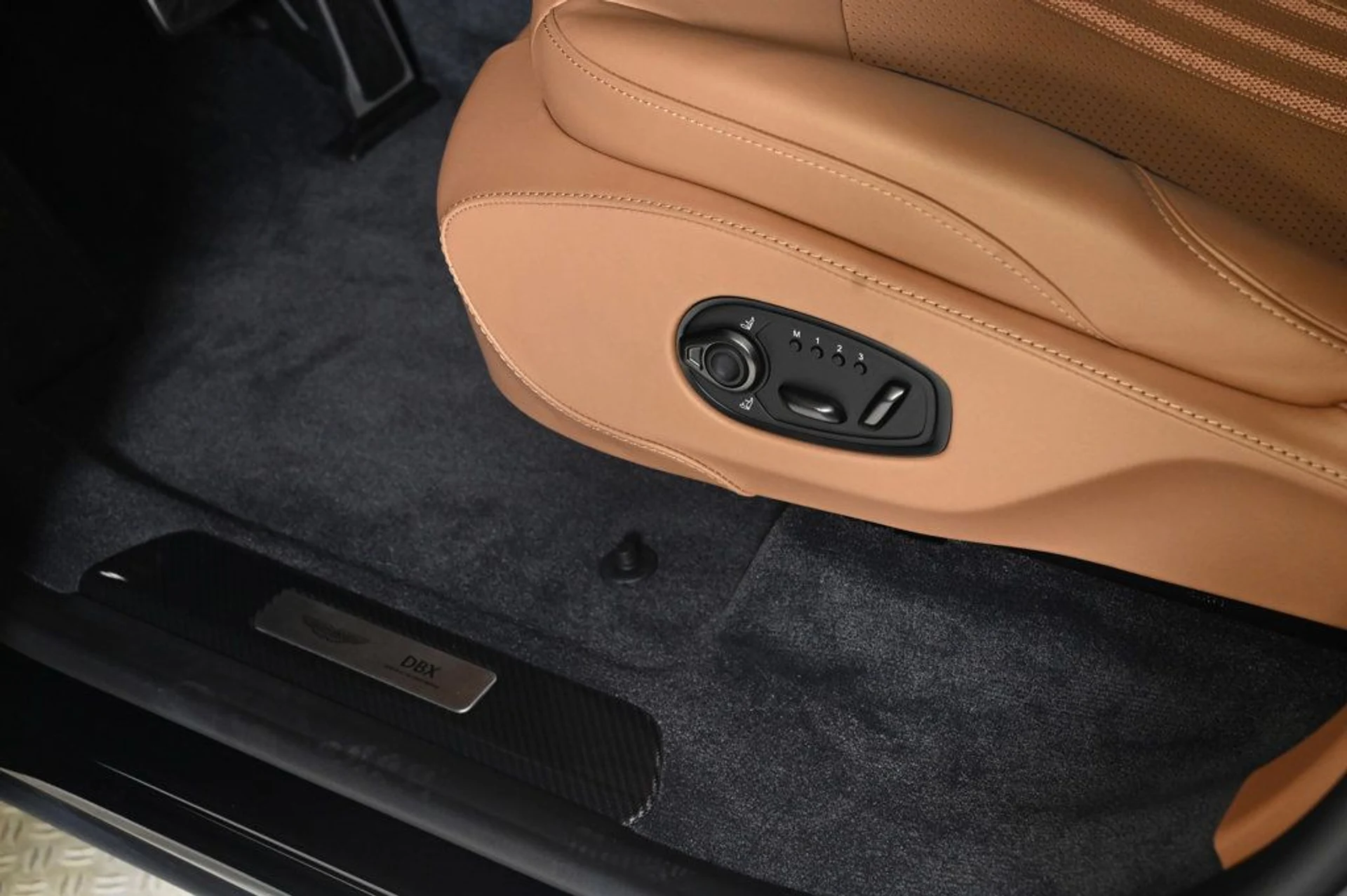 mph025_602848012_new_2026_aston_martin_dbx_707awd_11350_22956758_26_1024_b798bdbba6