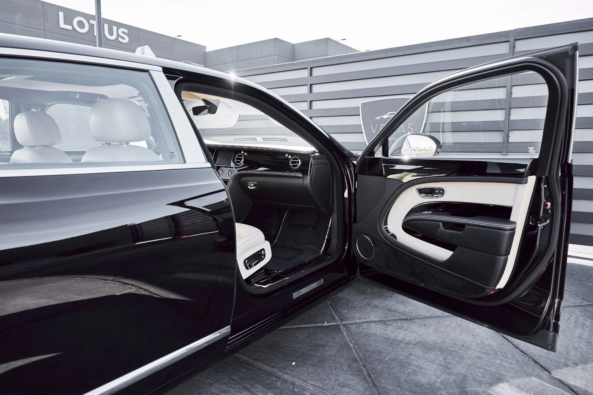 mph025_639253458_Used_2019_Bentley_Mulsanne_Base_1773861356_ca21d28248