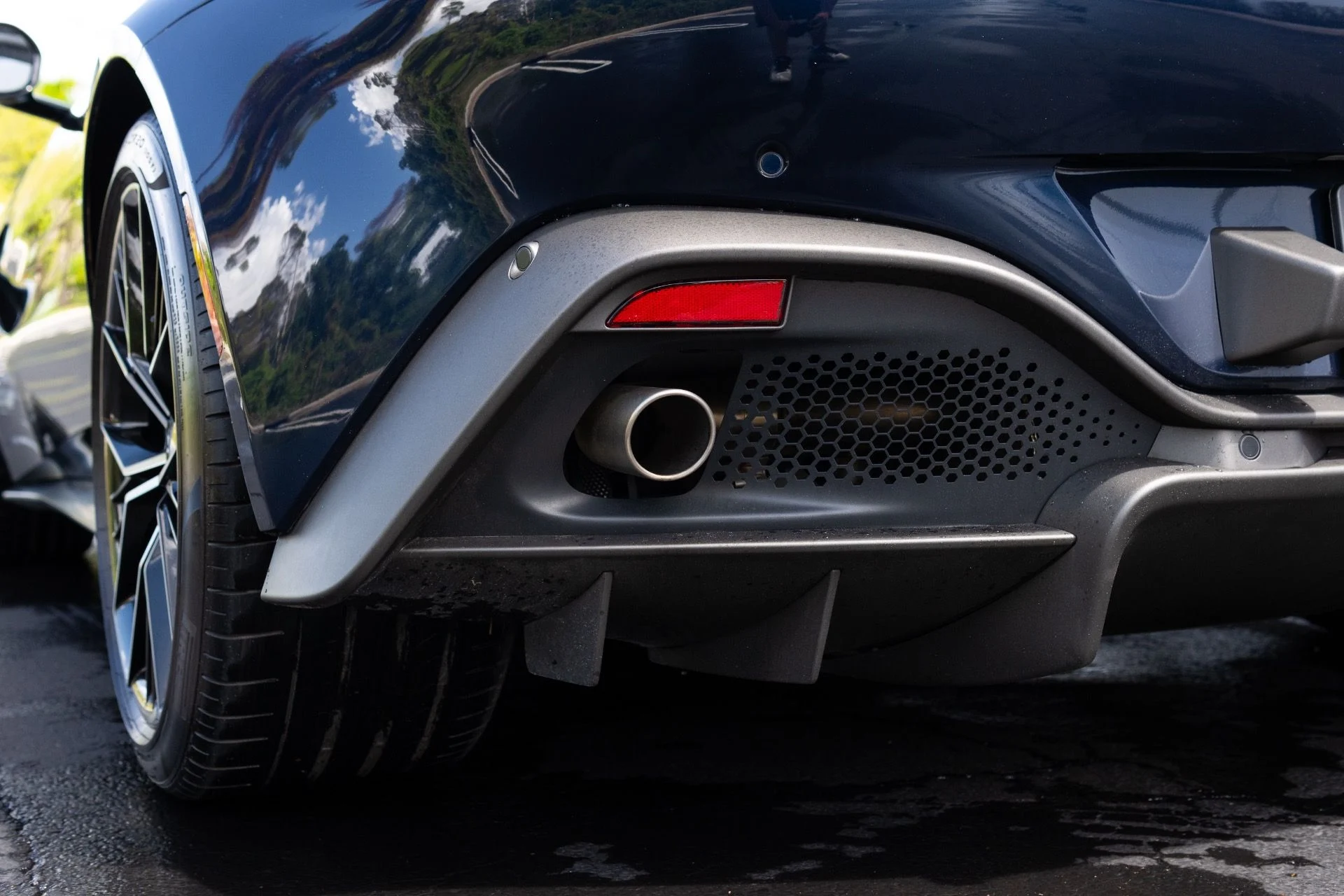 mph025_652304726_Used_2021_Aston_Martin_Vantage_1774065878_73cf7e3d1f