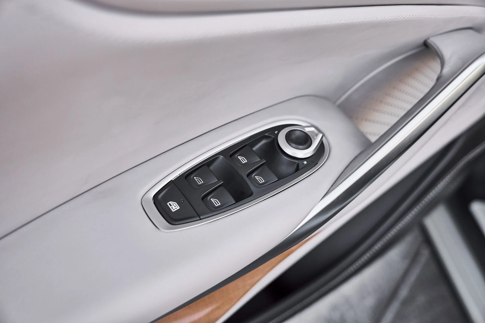 mph025_660785376_Used_2023_Aston_Martin_DBX_707_1774652375_9832254c26