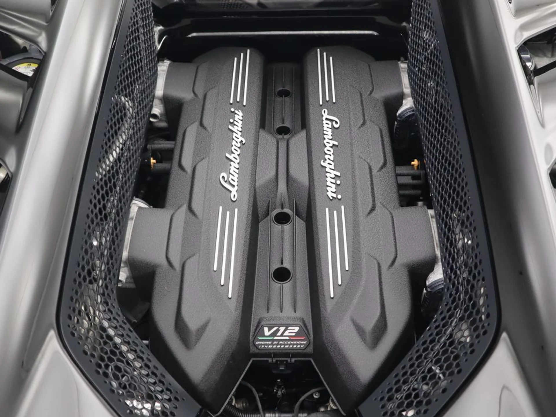 mph025_670141701_used_2024_lamborghini_revuelto_coupe_8119_23017512_26_1024_06112b451c