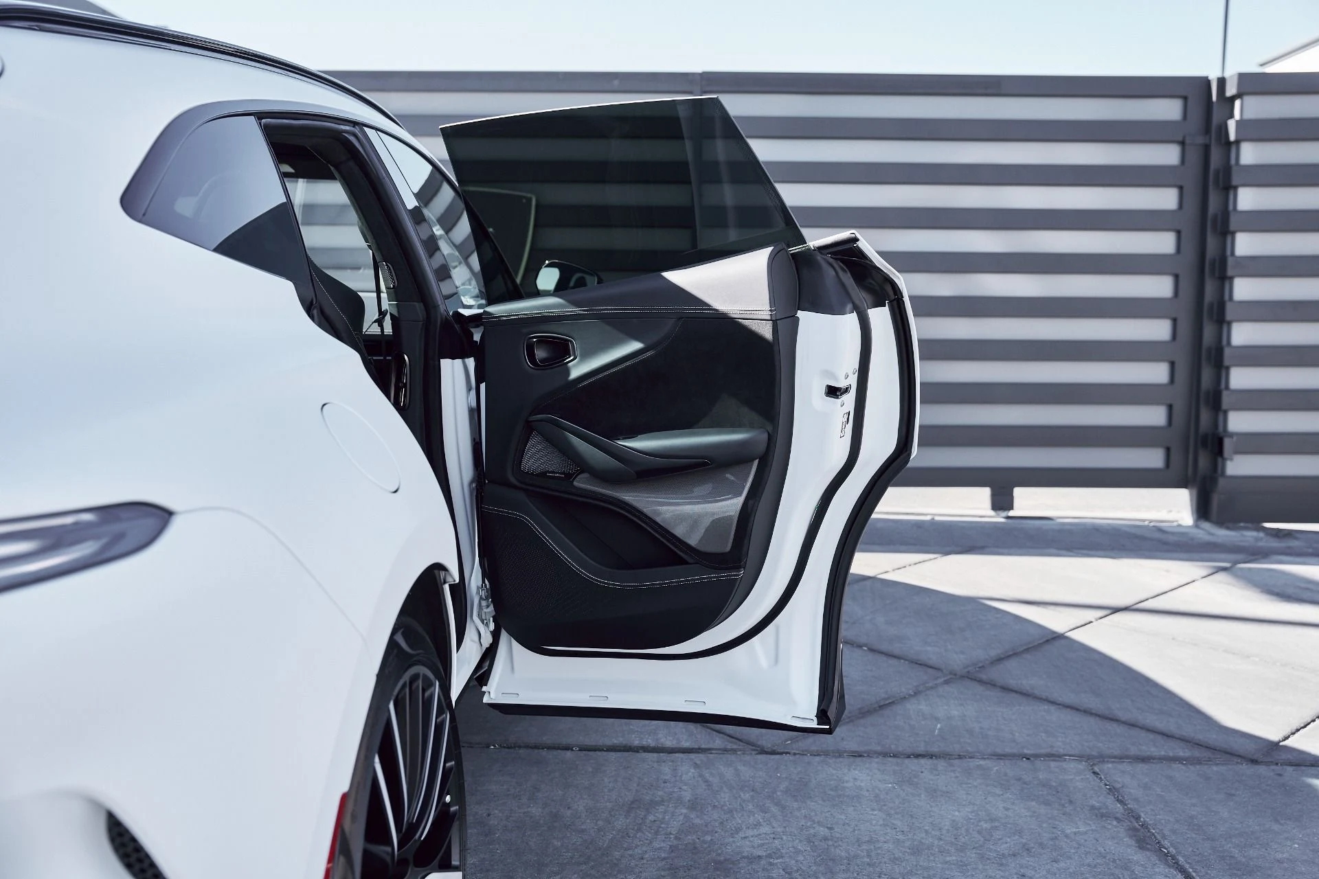 mph025_670242207_Used_2025_Aston_Martin_DBX_707_1767063164_4390b657a6