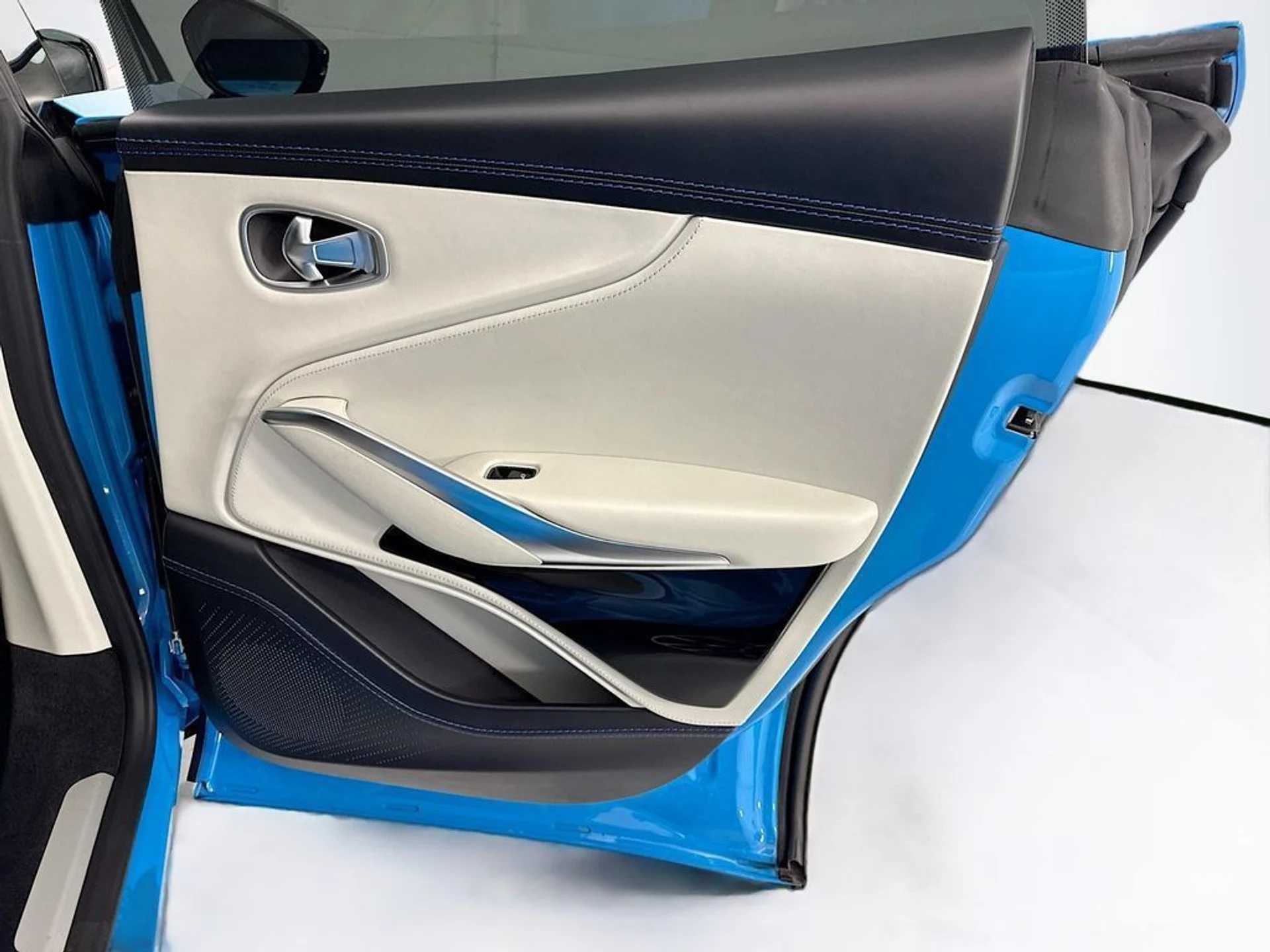 mph025_671706949_used_2022_aston_martin_dbx_awd_8119_23003942_26_1024_45651c197a