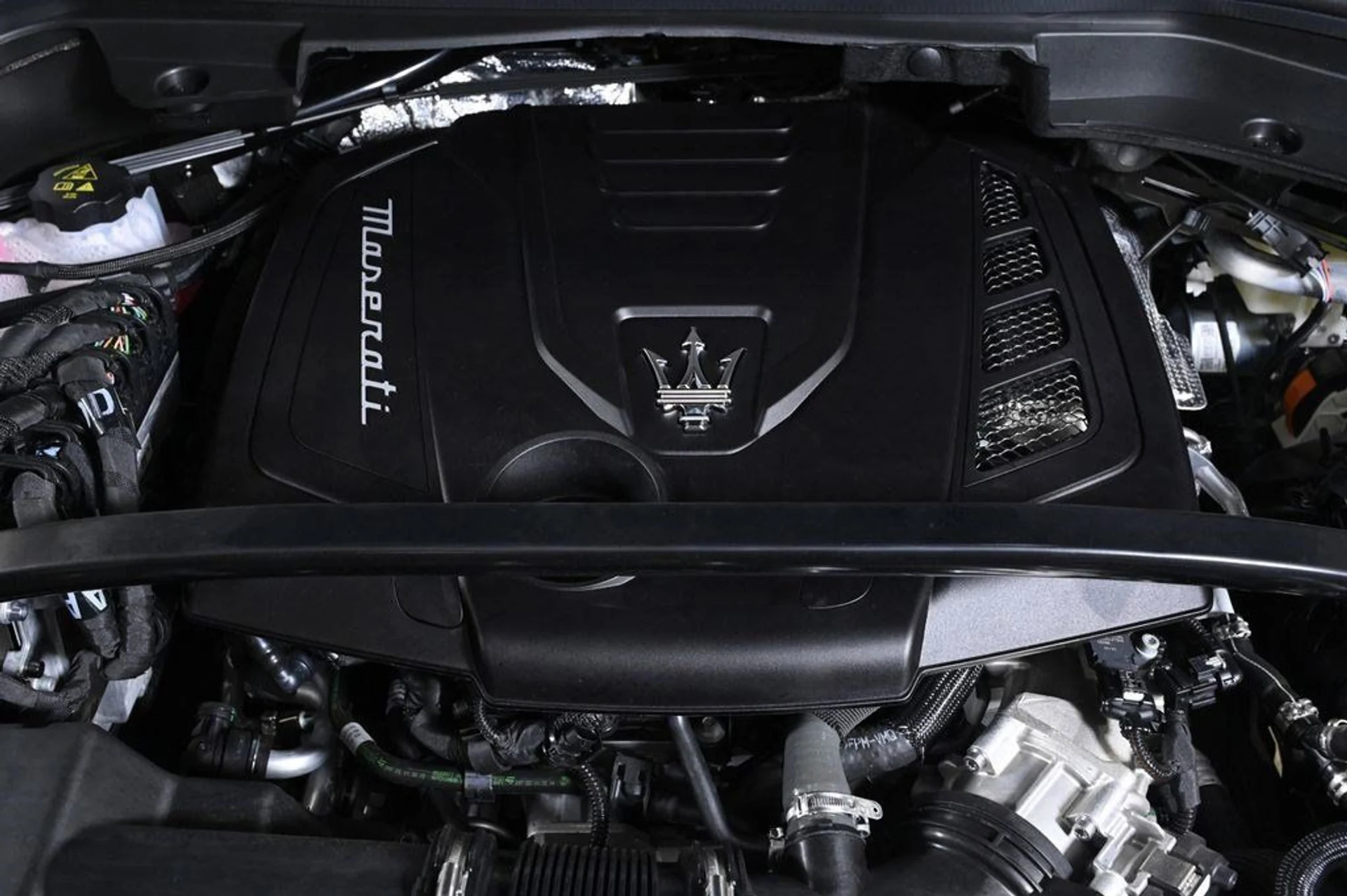 mph025_679658246_new_2025_maserati_grecale_modenaawd_11350_22975685_25_1024_7ce3bd0206