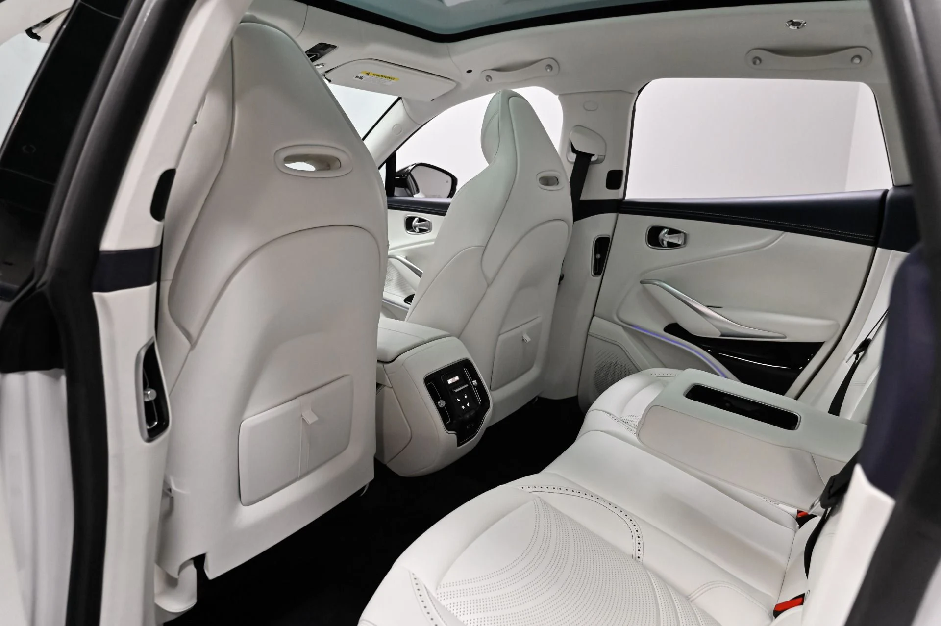 mph025_697115942_Used_2023_Aston_Martin_DBX_707_1791313494_6e489b9777
