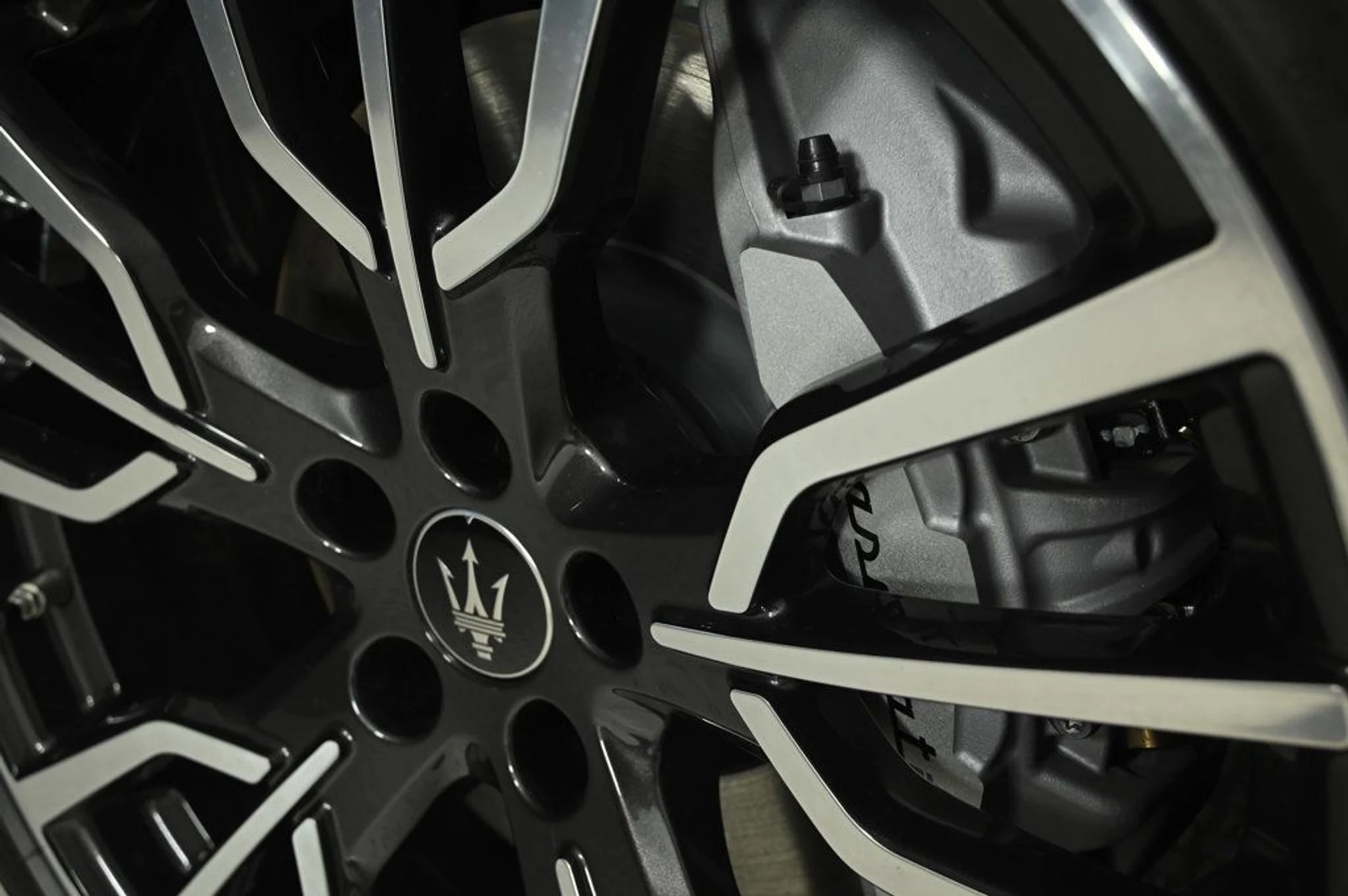 mph025_717646239_used_2025_maserati_grecale_base_11350_22975672_25_1024_580a3bbddc