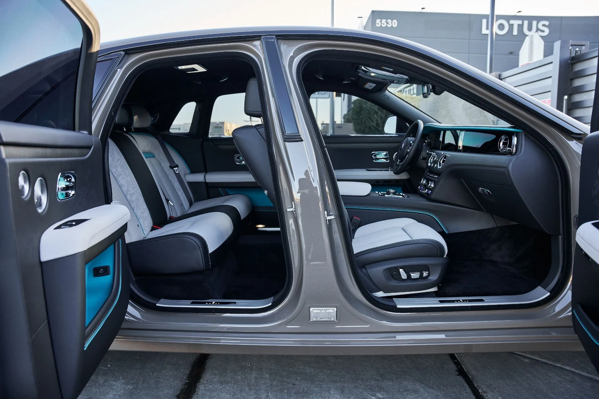 mph025_718762469_Used_2025_Rolls_Royce_Ghost_Base_1770087420_4c413eb77c