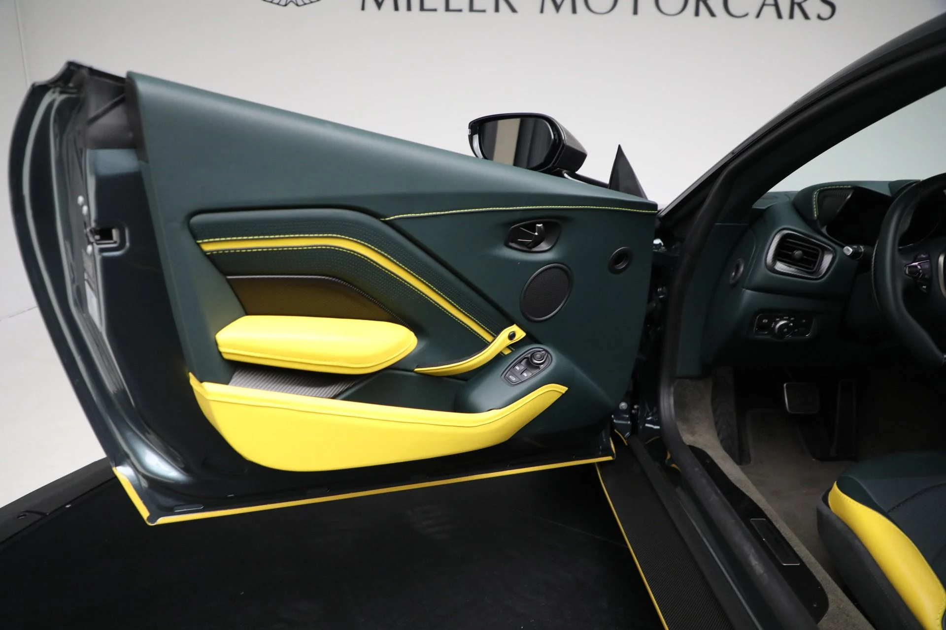 mph025_728394907_Used_2023_Aston_Martin_Vantage_V12_40097f6548