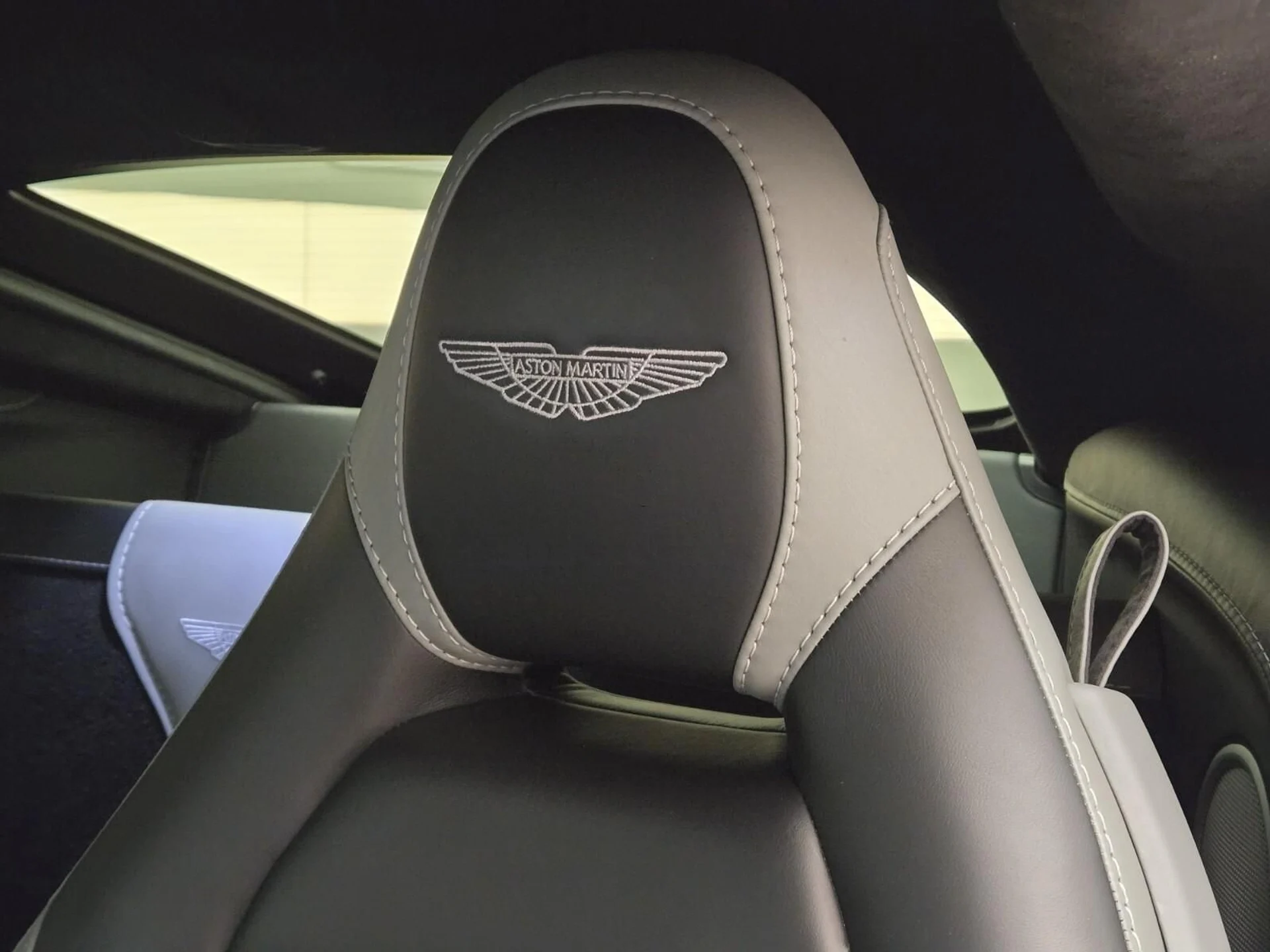 mph025_742592564_Used_2019_Aston_Martin_Vantage_1756191185_7cd19fd2f4