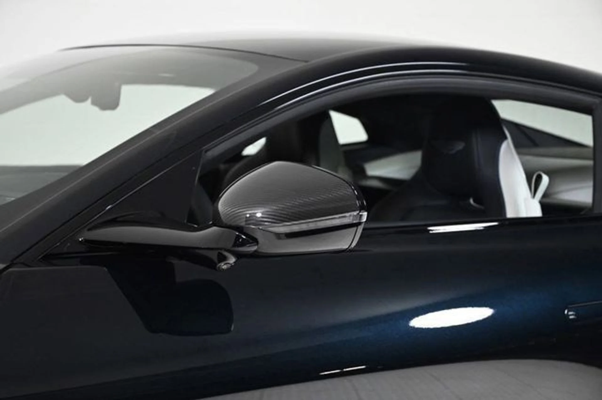 mph025_752296355_new_2025_aston_martin_vanquish_coupe_11350_22854857_25_640_c7927471f1