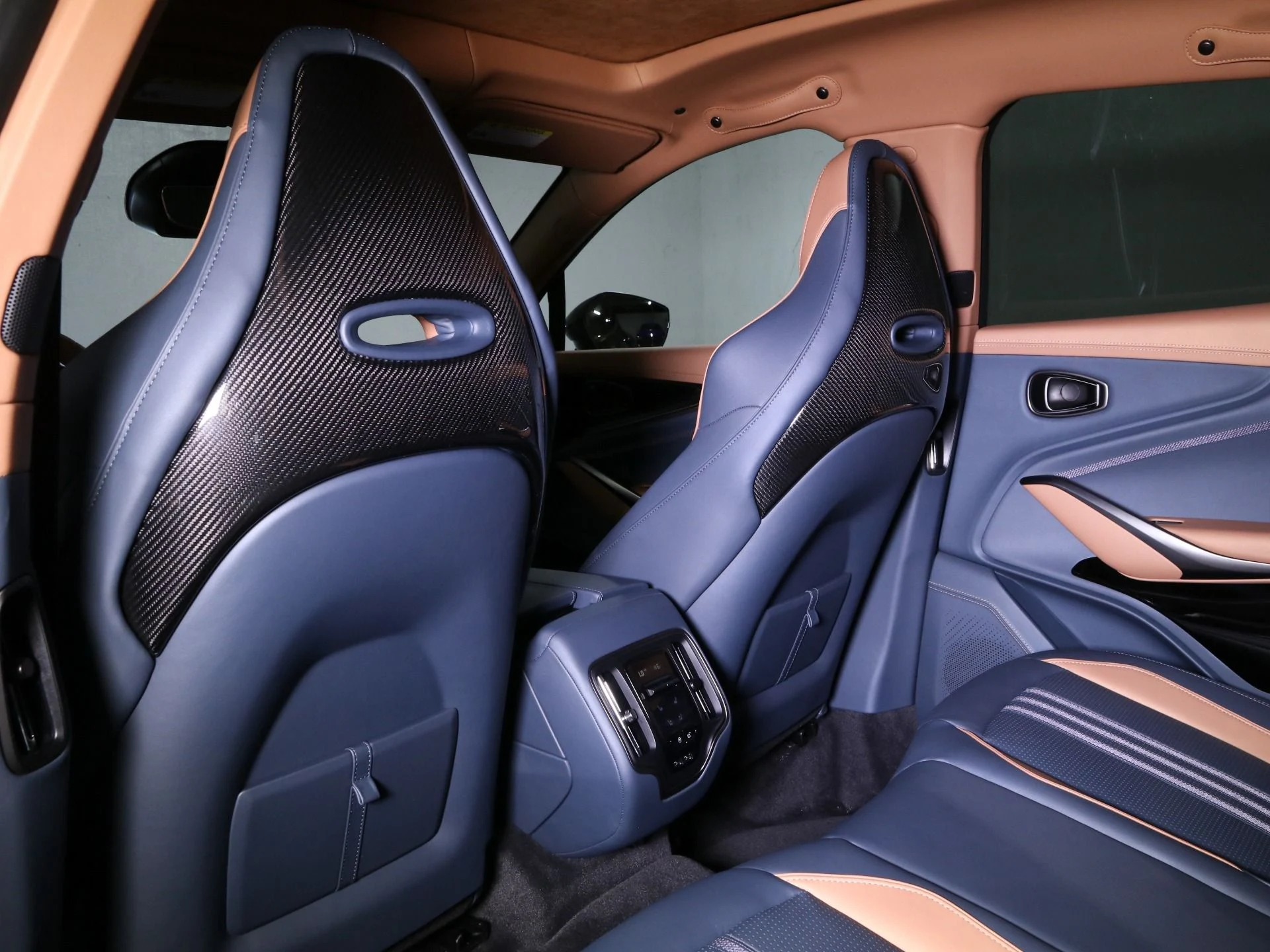 mph025_752908392_New_2025_Aston_Martin_DBX_707_1758482676_54b76c9a61