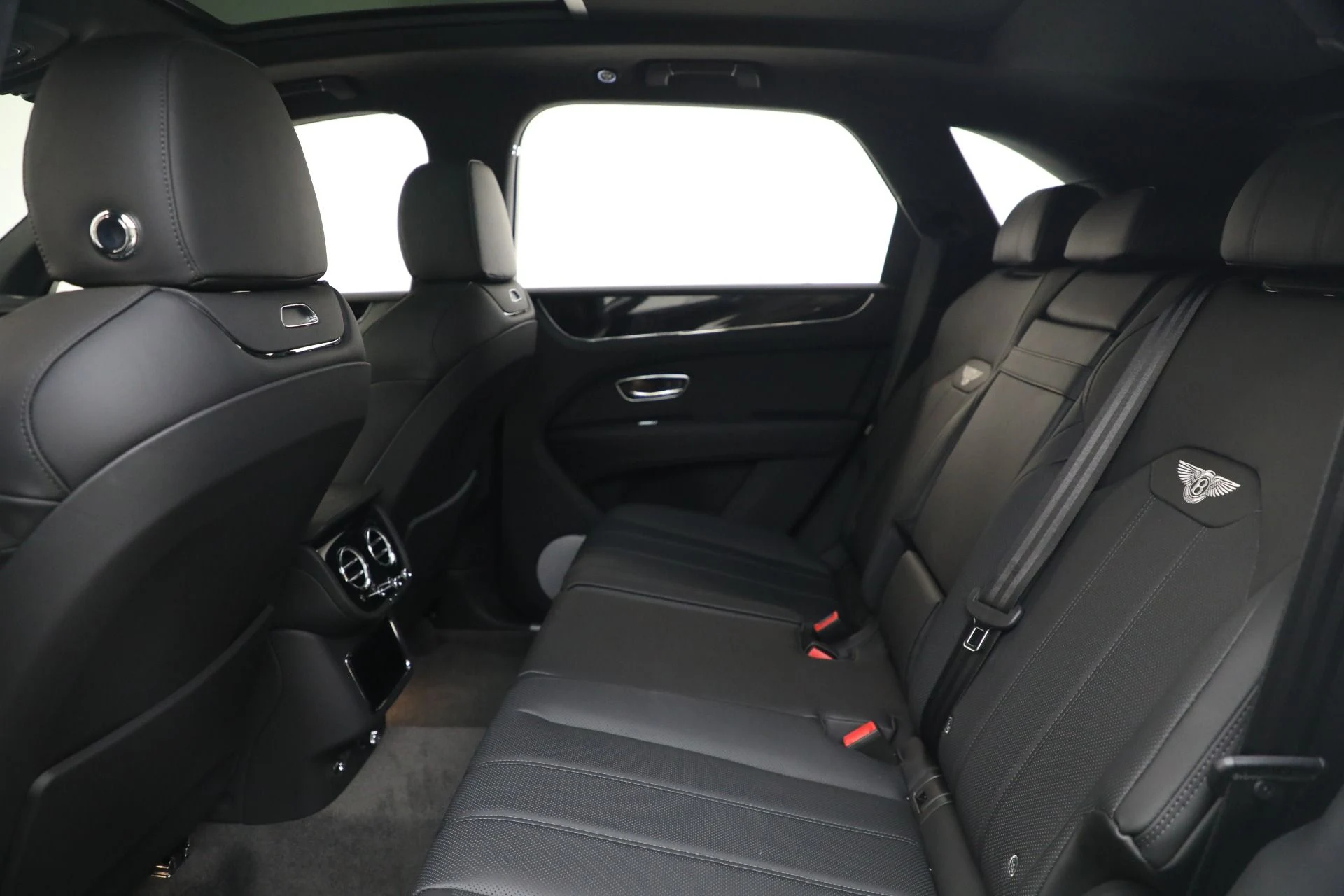 mph025_758690219_New_2025_Bentley_Bentayga_V8_ee51c6141d