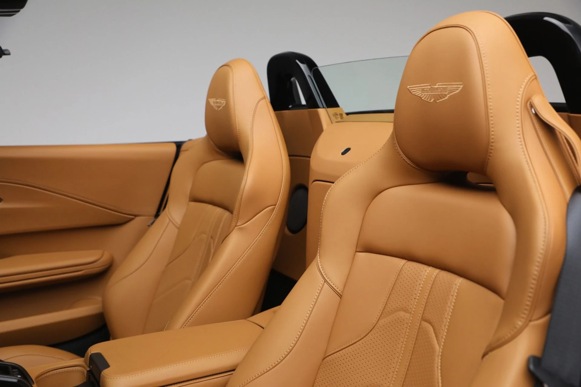 mph025_759210896_New_2026_Aston_Martin_Vantage_Roadster_1767214554_9e7962318d