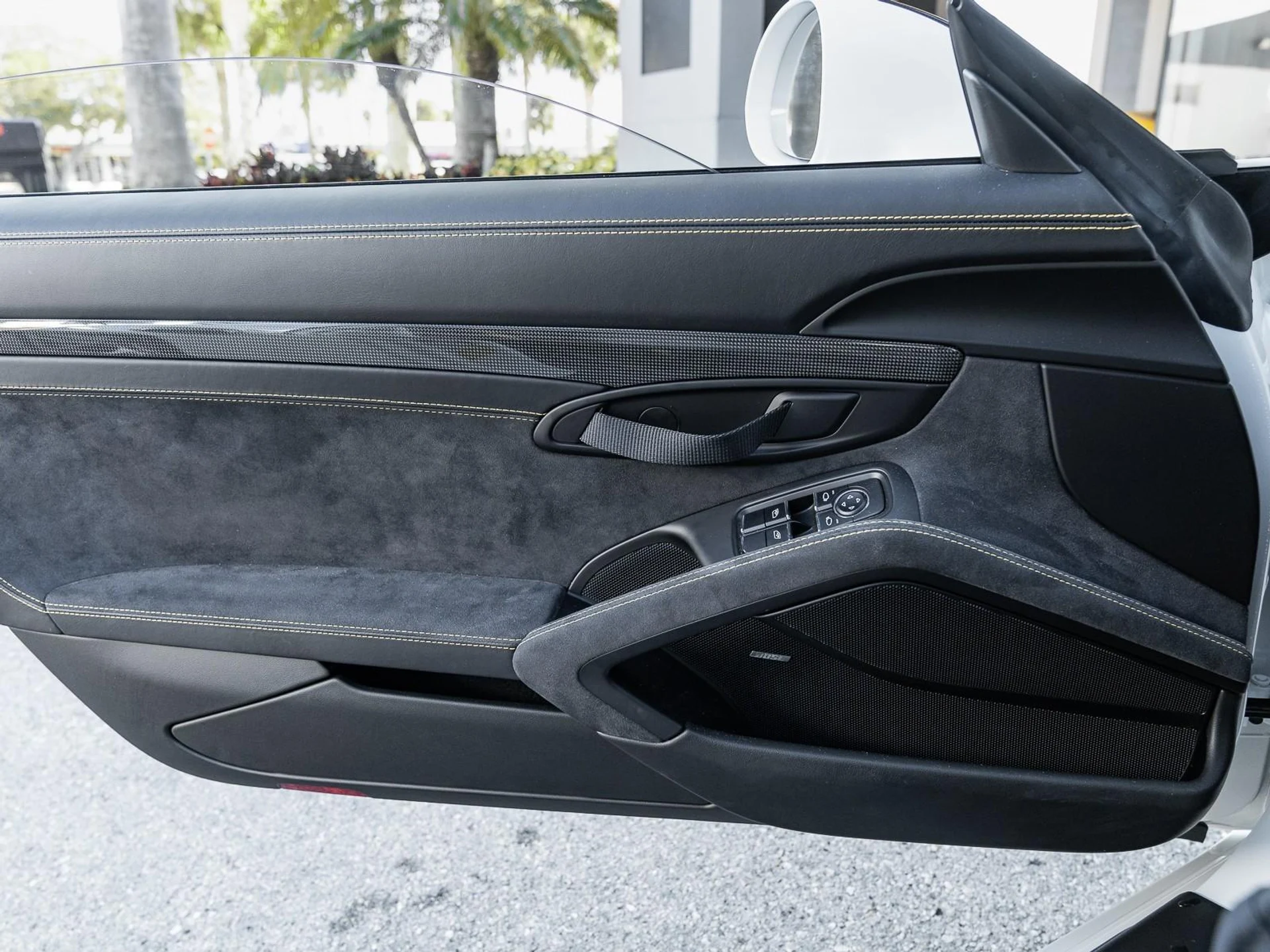 mph025_770478125_Used_2018_Porsche_911_GT_2_RS_1763589956_25d2dd8950