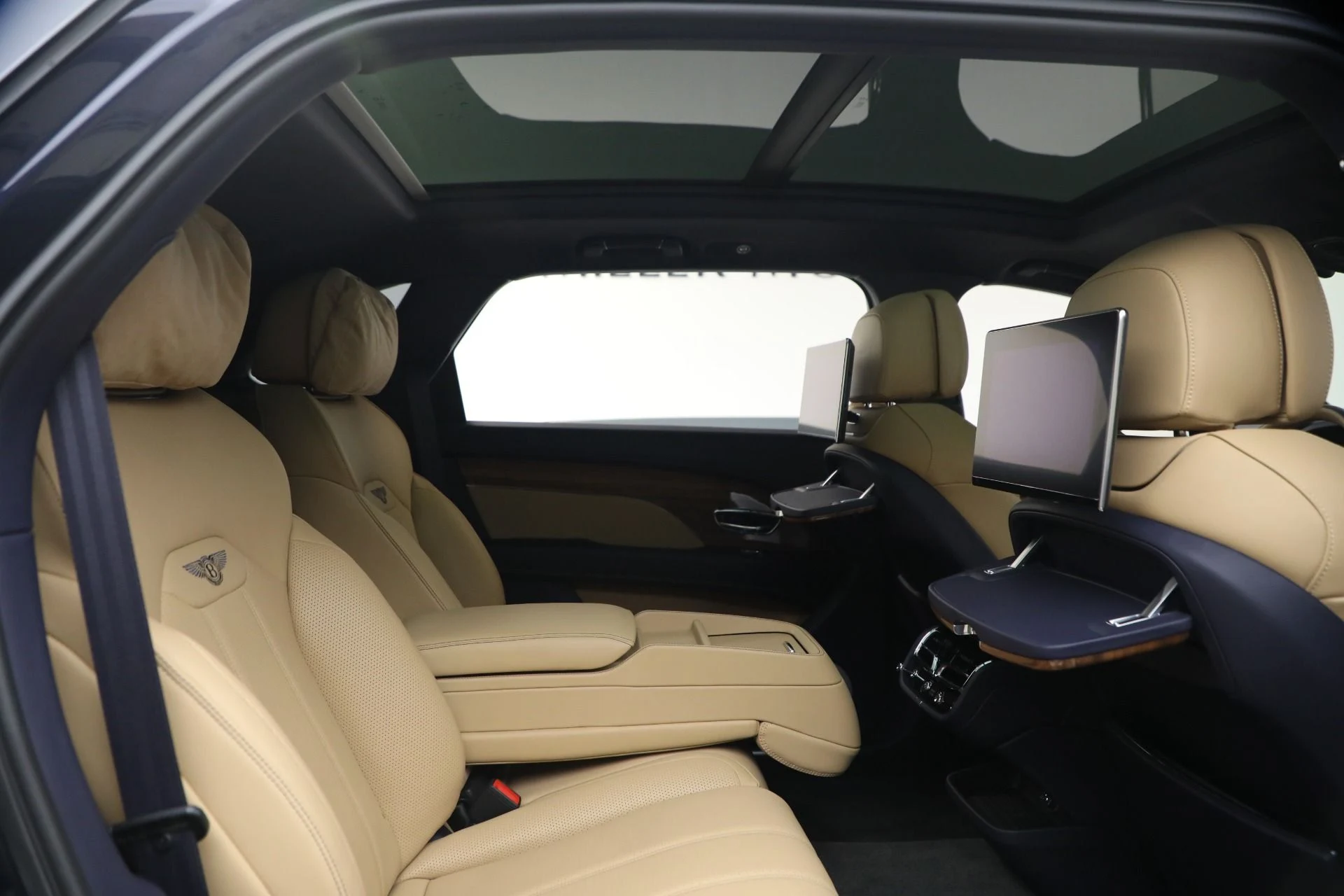 mph025_774625090_Used_2024_Bentley_Bentayga_EWB_V8_1768588174_18942eda78