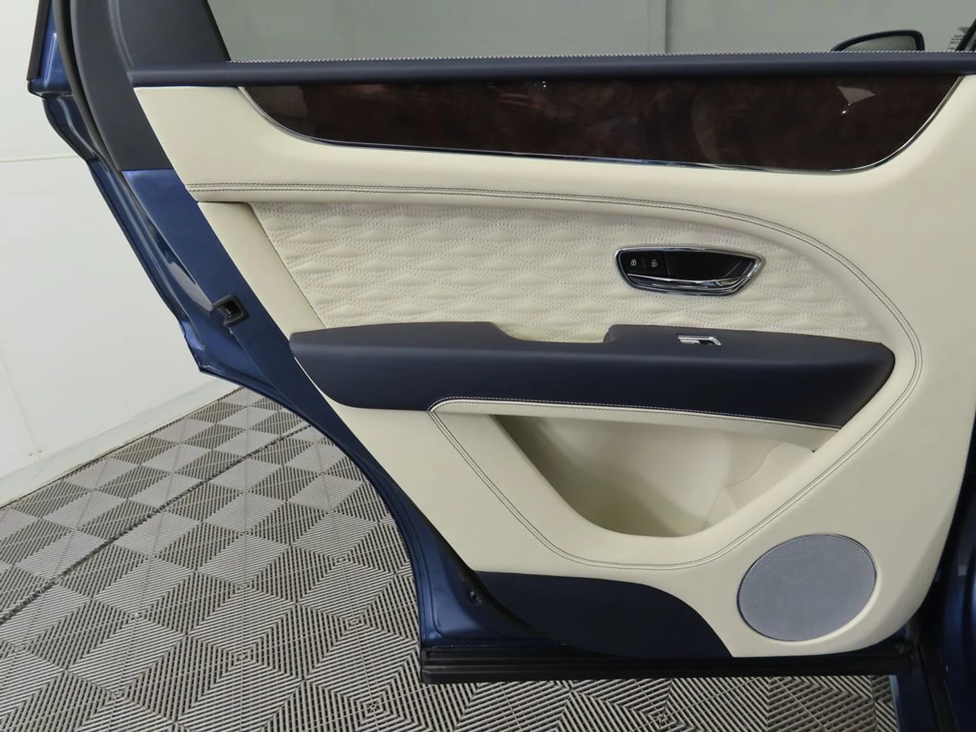 mph025_796986111_new_2026_bentley_bentayga_8119_22957668_26_1024_f50579a27d