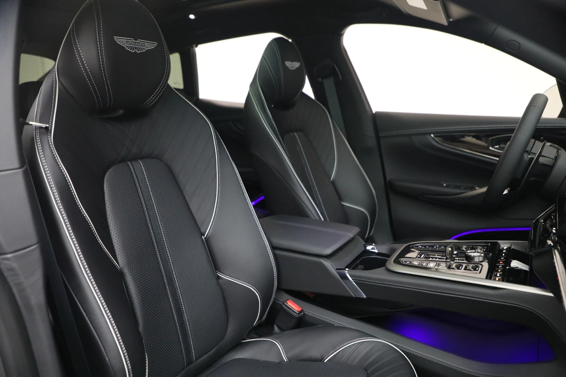 mph025_832513629_New_2026_Aston_Martin_DBX_707_1767813169_a6a03bbb7e