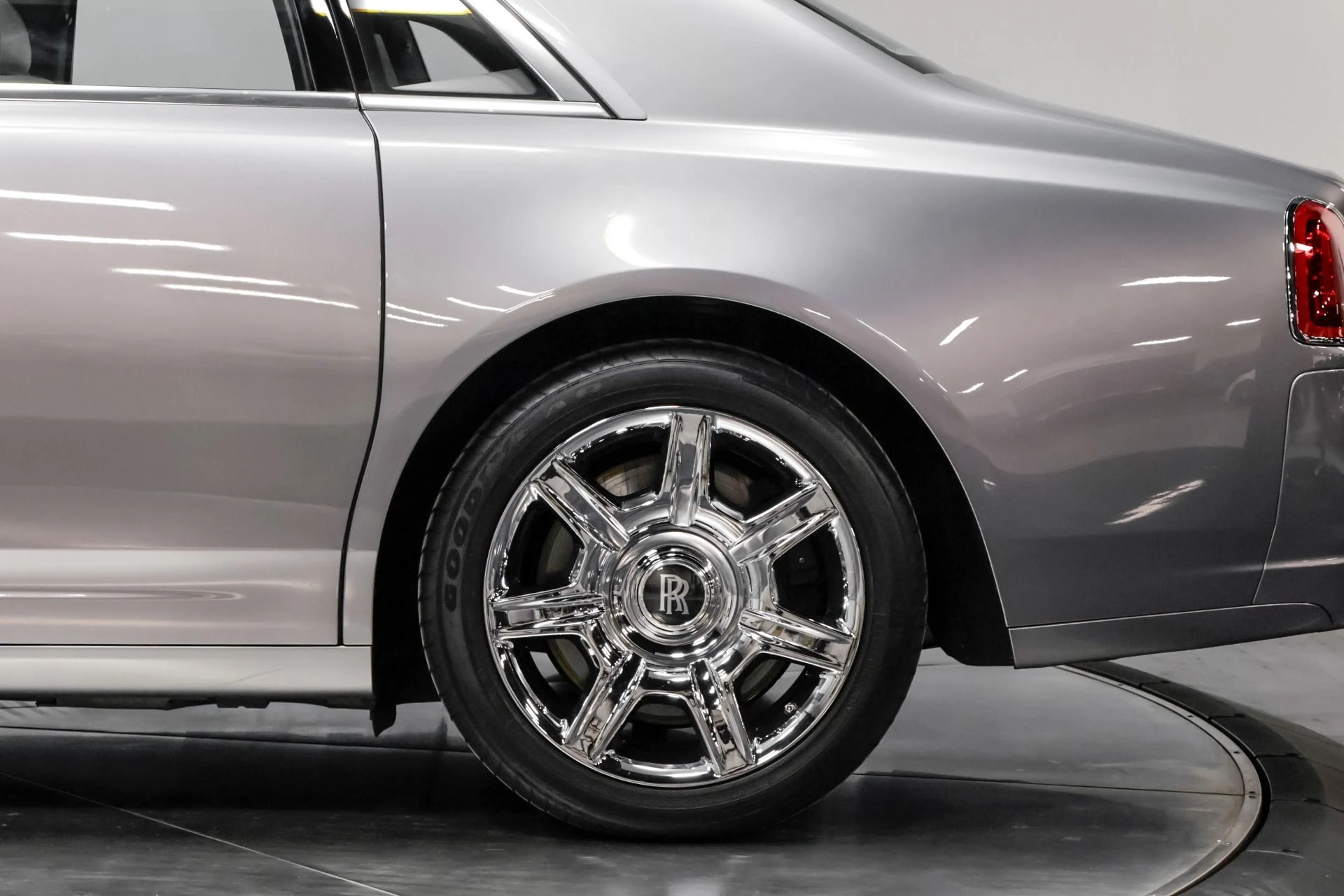 mph025_842542692_Used_2010_Rolls_Royce_Ghost_1762979207_28ae3d6aef