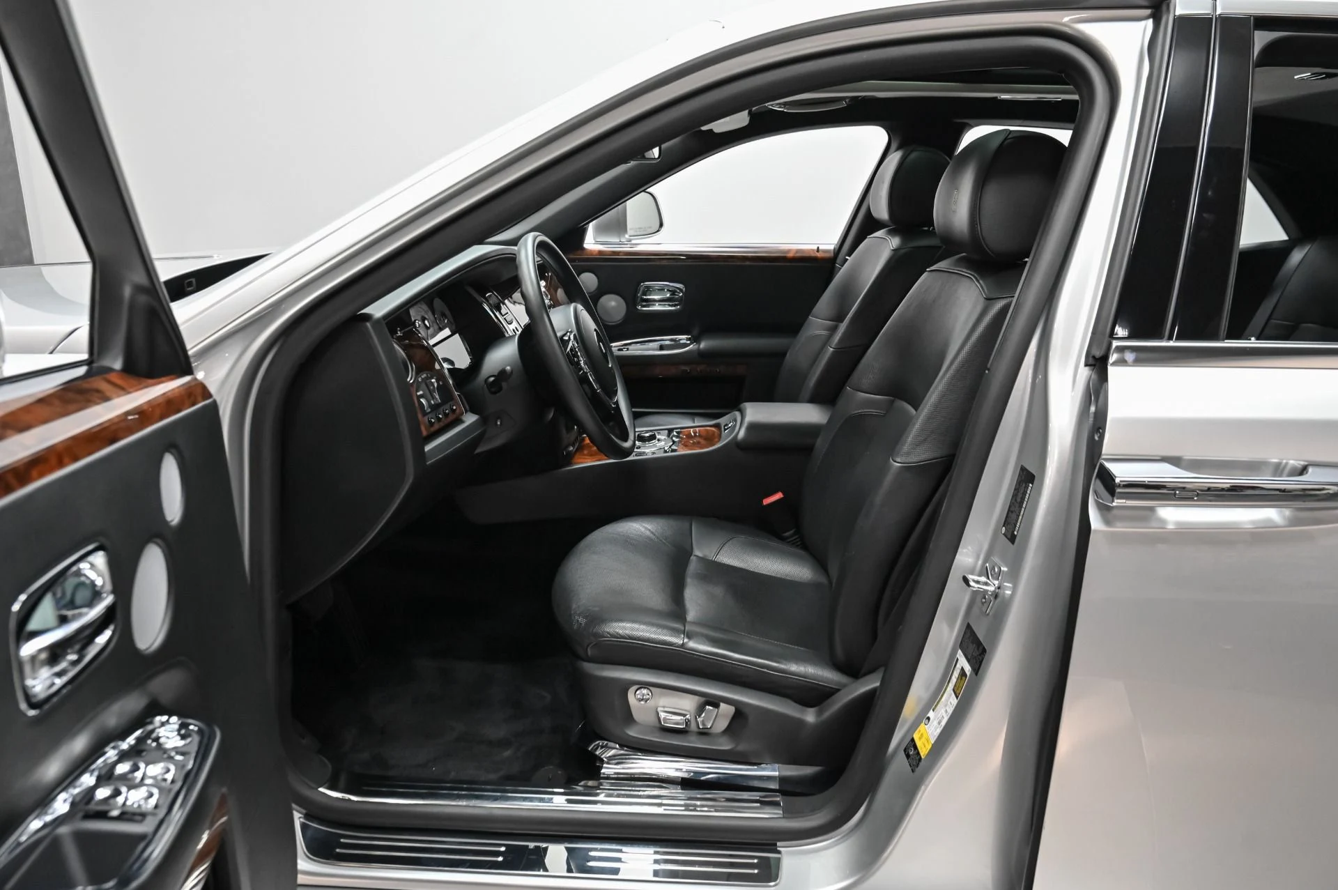 mph025_869038057_Used_2012_Rolls_Royce_Ghost_1757528739_3e328af6e9