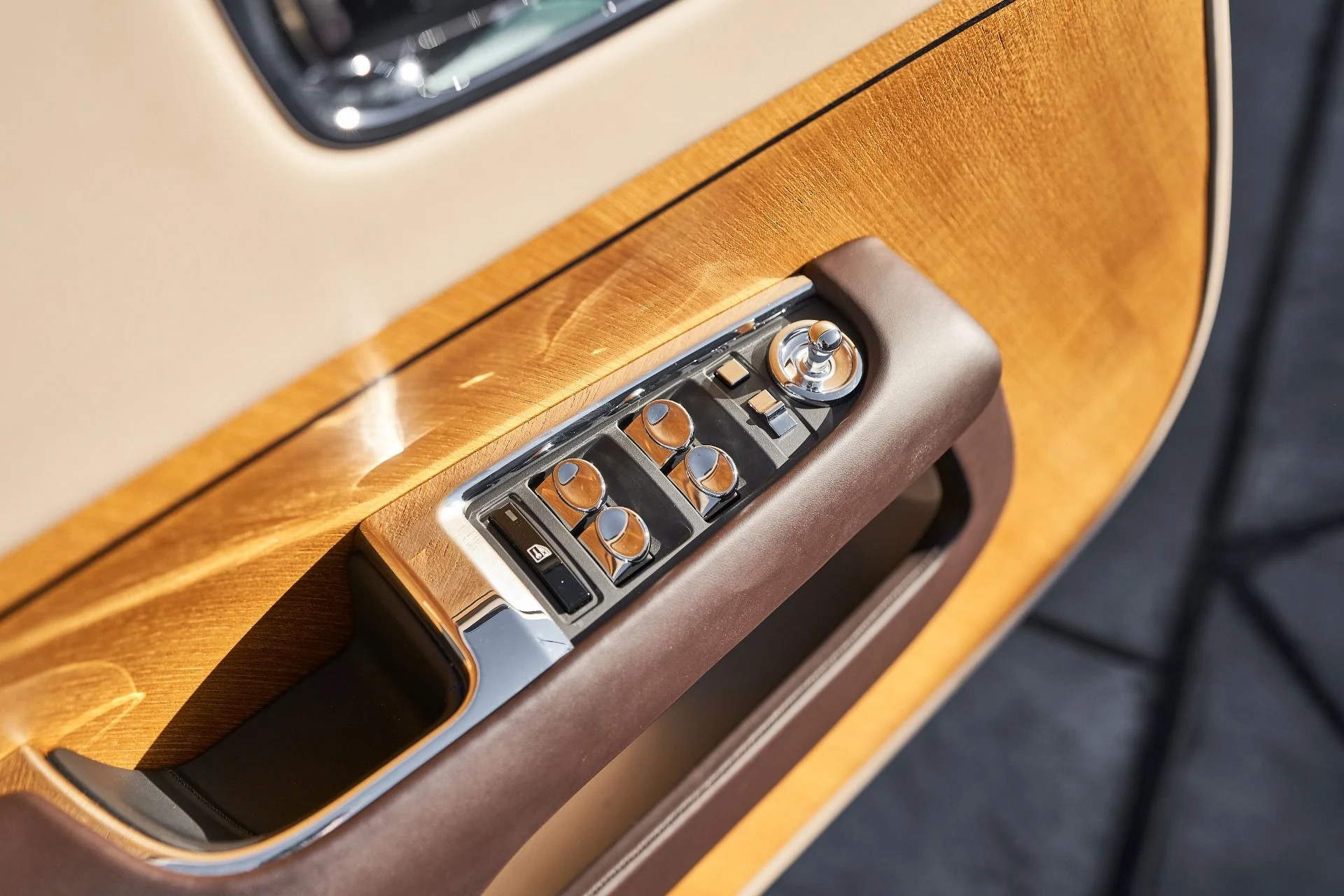 mph025_870037699_Used_2020_Rolls_Royce_Dawn_Base_1762645807_6bd0f9532f