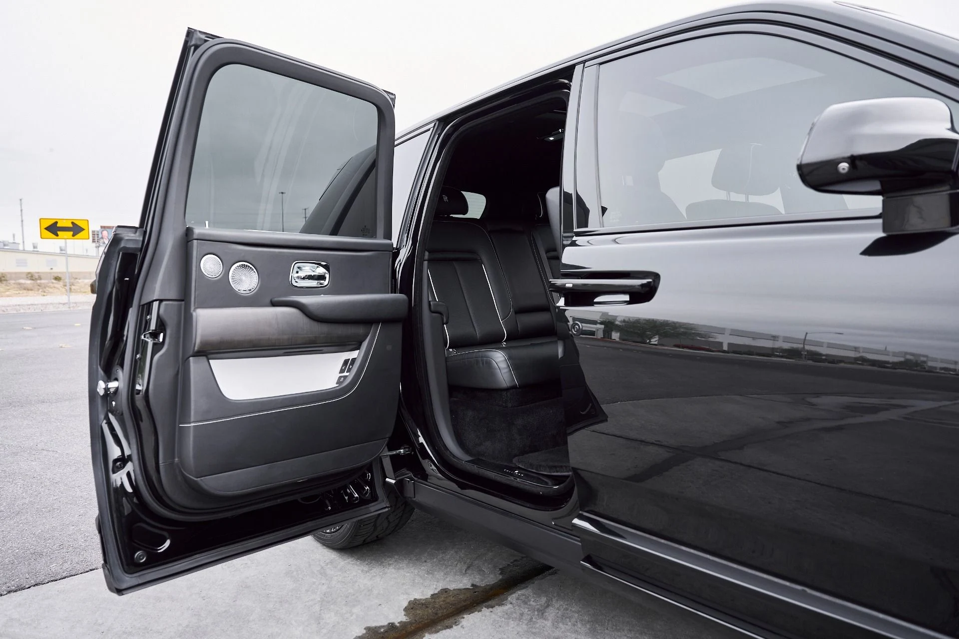 mph025_870981177_Used_2019_Rolls_Royce_Cullinan_Base_1767201669_94b497d92e