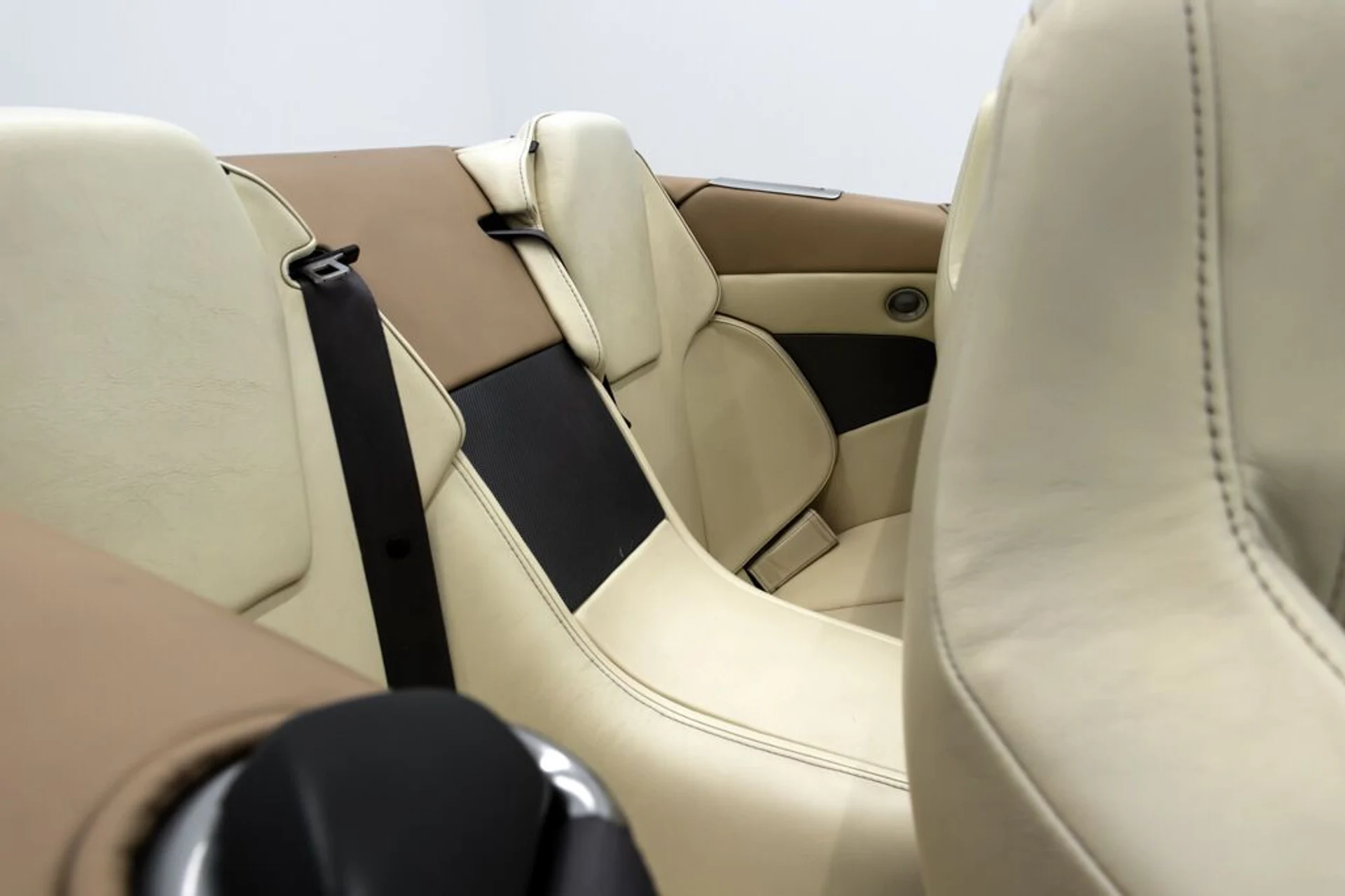 mph025_883030404_aston_martin_db9_2005_jpg_v_1754355020_fded4952ed