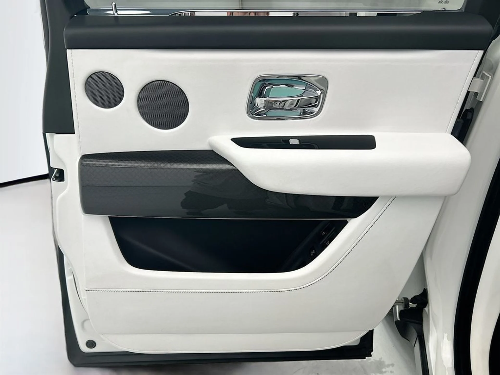 mph025_896494050_used_2021_rolls_royce_cullinan_sportutility_8119_23020576_26_1024_0cb5657bd2