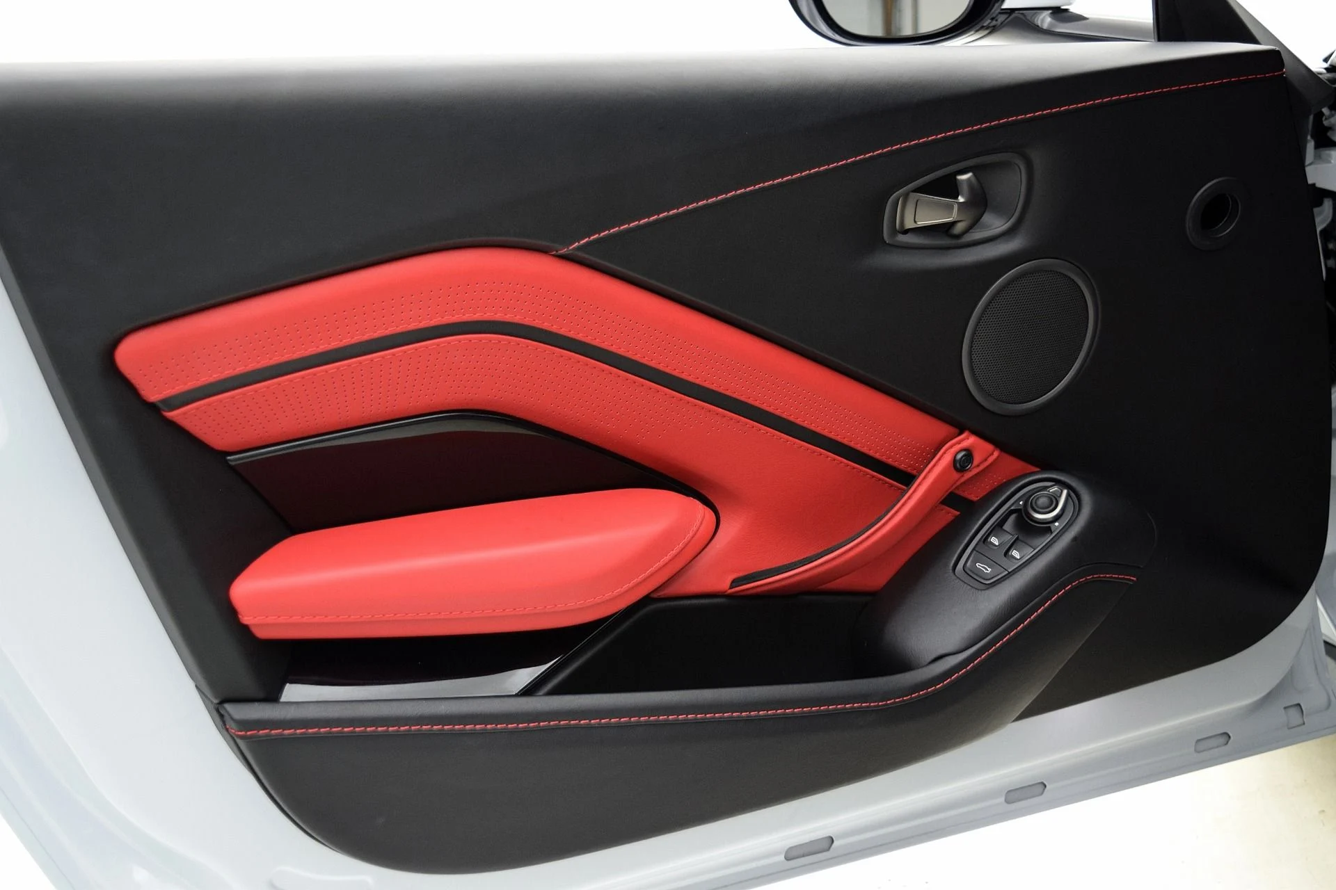 mph025_907698272_Used_2019_Aston_Martin_Vantage_Coupe_2318519a01