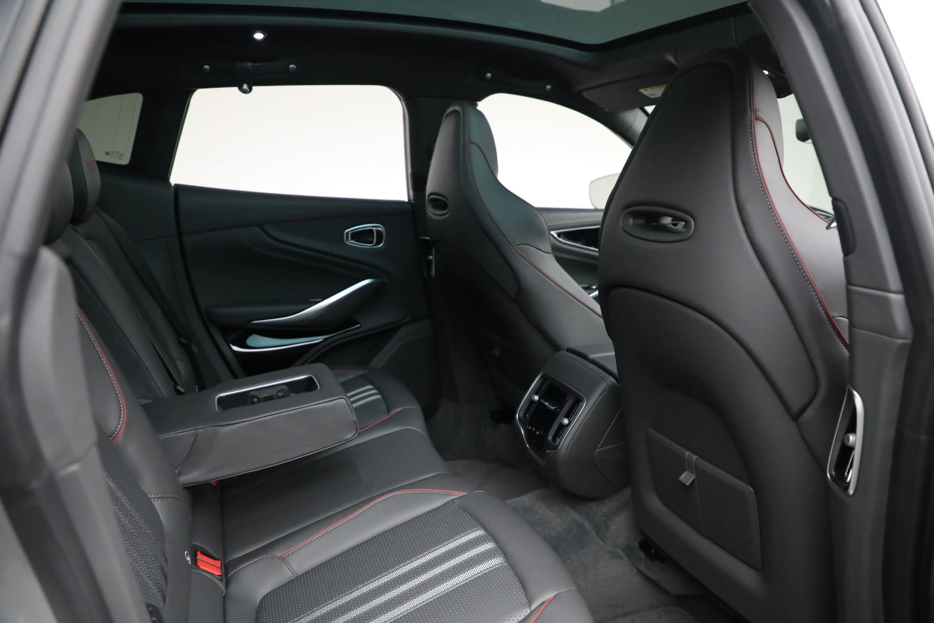 mph025_918634281_New_2025_Aston_Martin_DBX_707_acebde8a5b