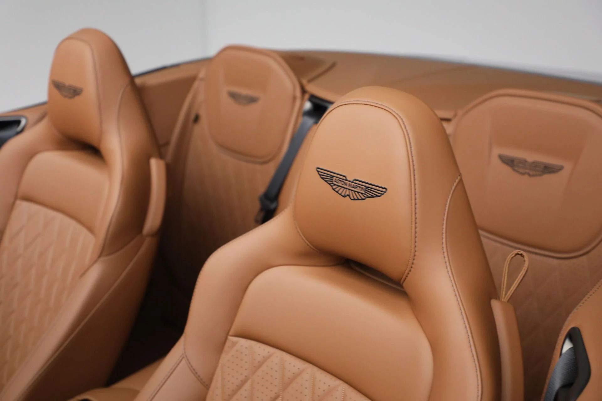 mph026_1008137566_New_2025_Aston_Martin_DB_12_Volante_bc4202fcda