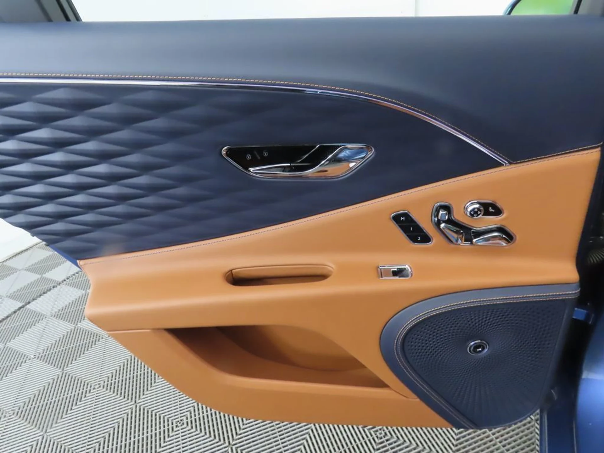 mph026_1011847499_used_2021_bentley_flying_spur_v8sedan_8119_22952402_27_1024_48bcafad26