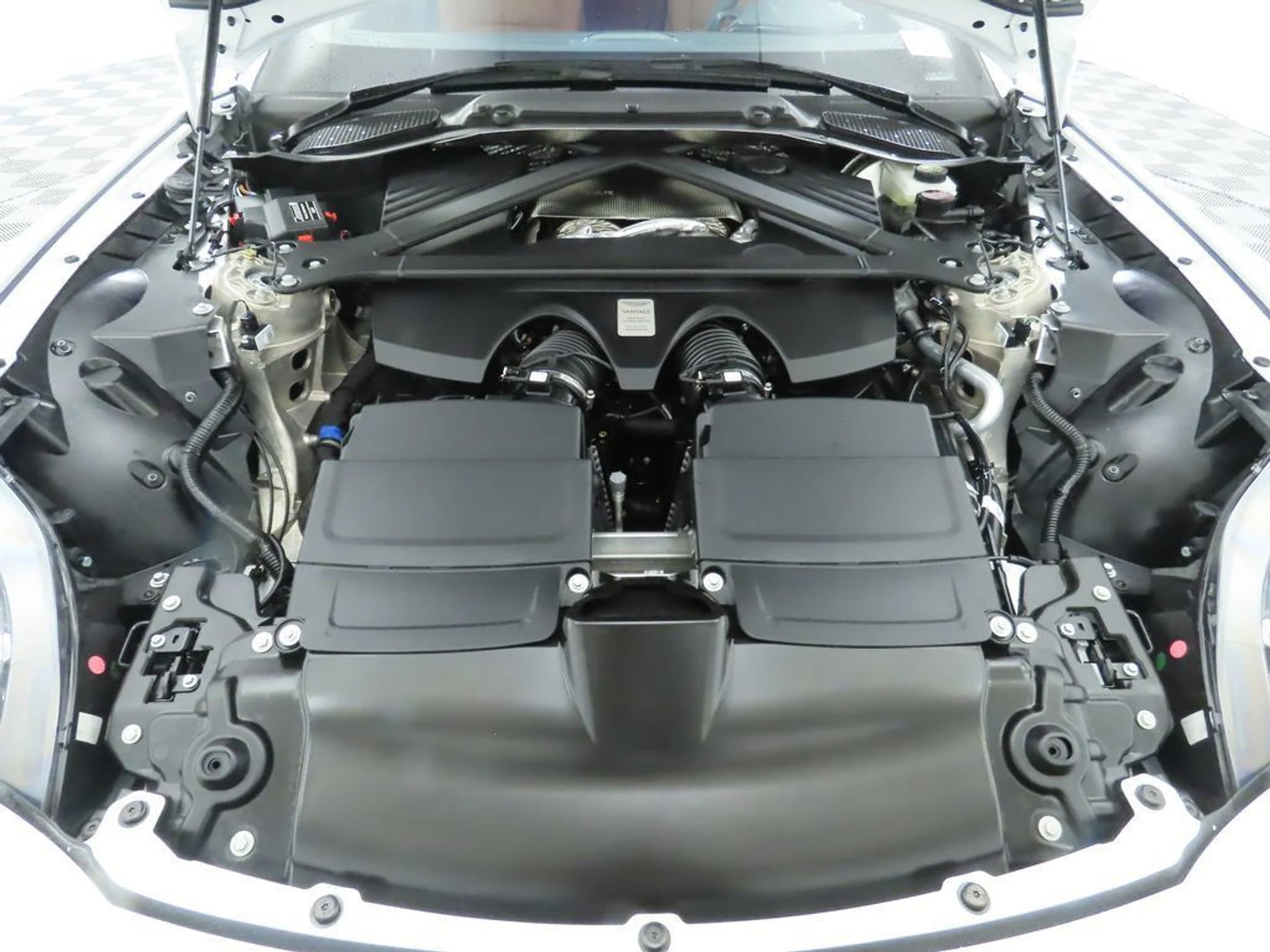 mph026_1055082559_used_2025_aston_martin_vantage_coupe_8119_22984351_27_1024_ff7f33861d