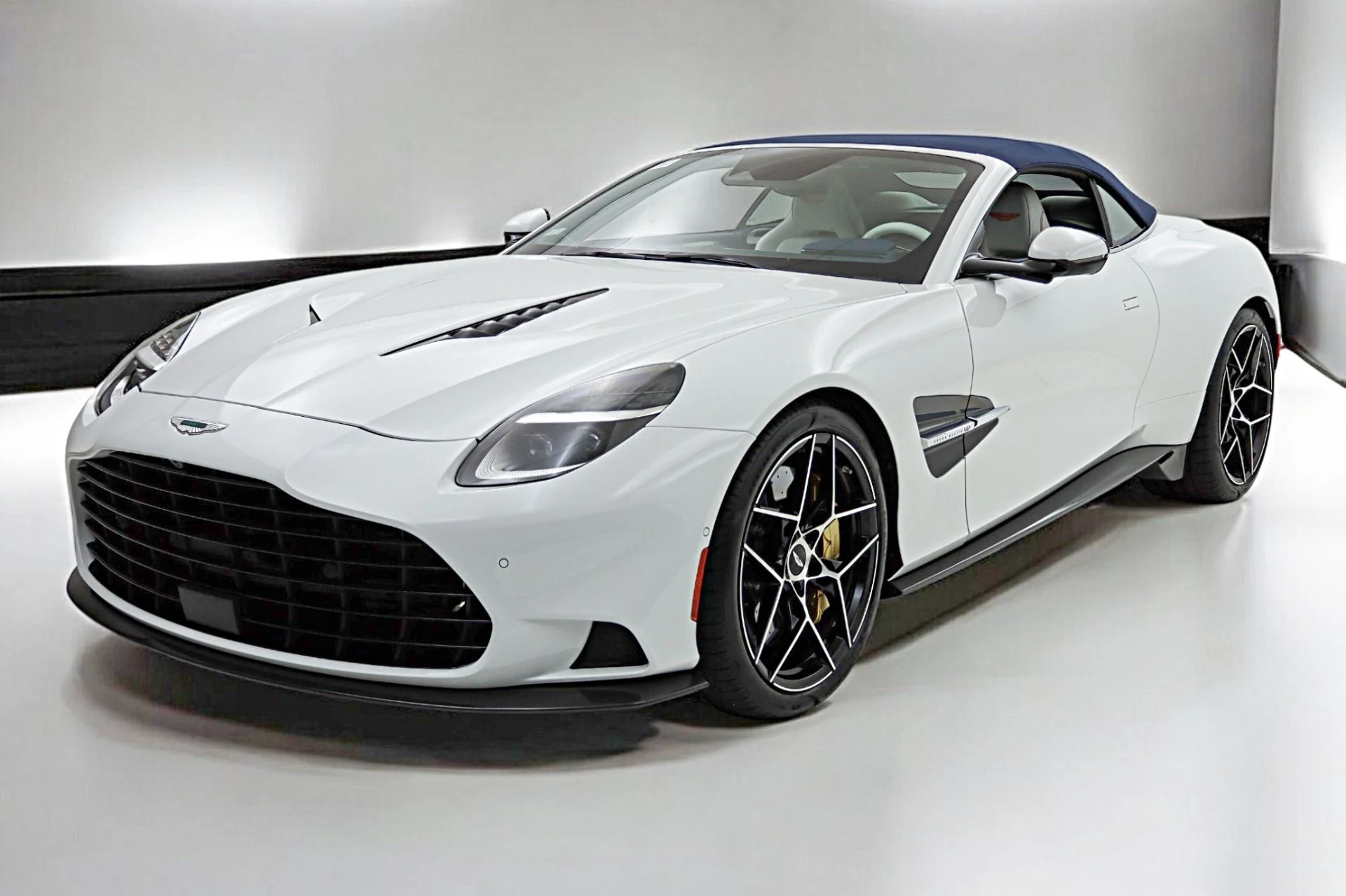 mph026_1064728330_New_2026_Aston_Martin_Vanquish_Volante_5064d02a6e