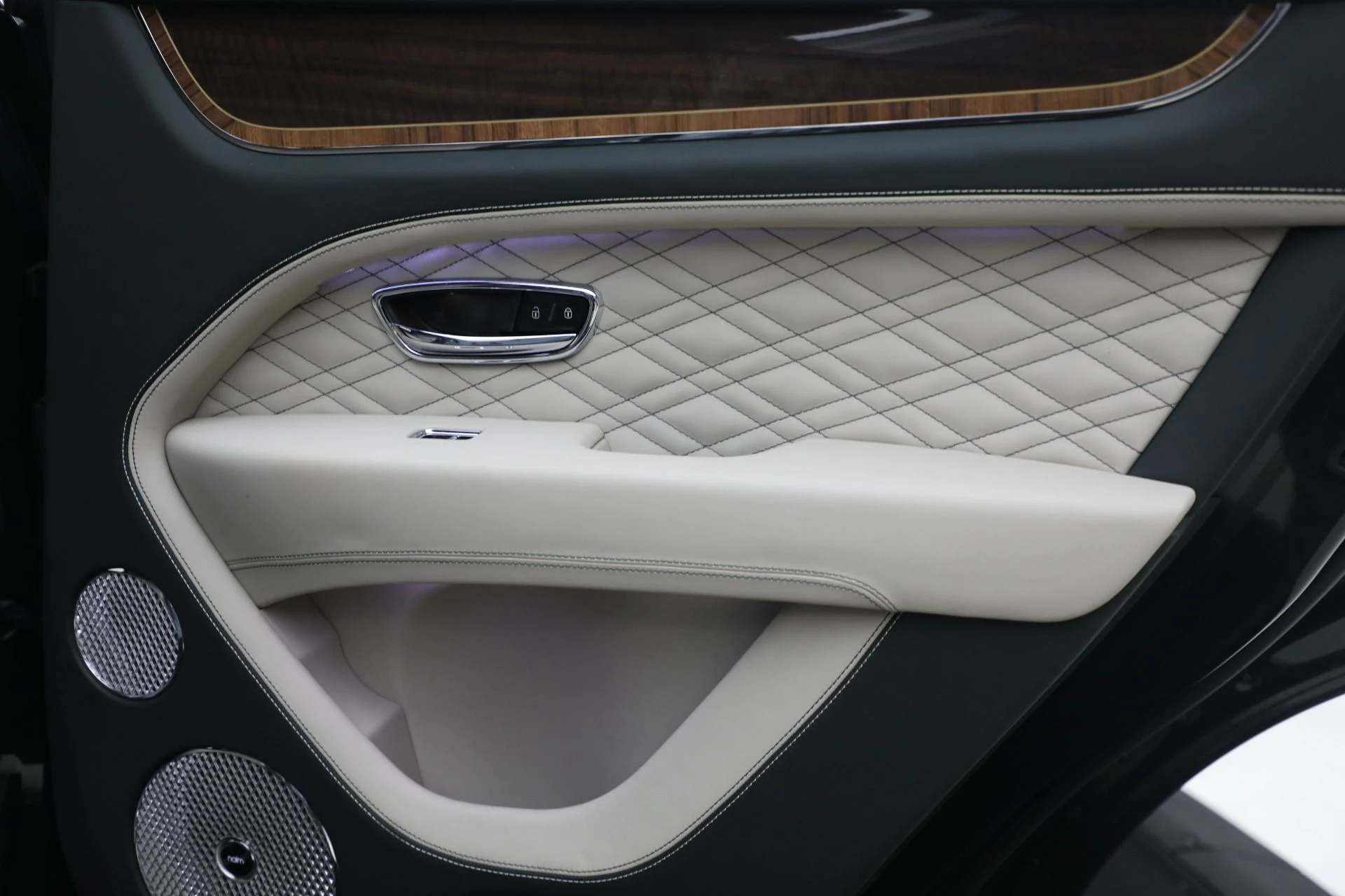 mph026_1066137488_New_2023_Bentley_Bentayga_V8_338420478d