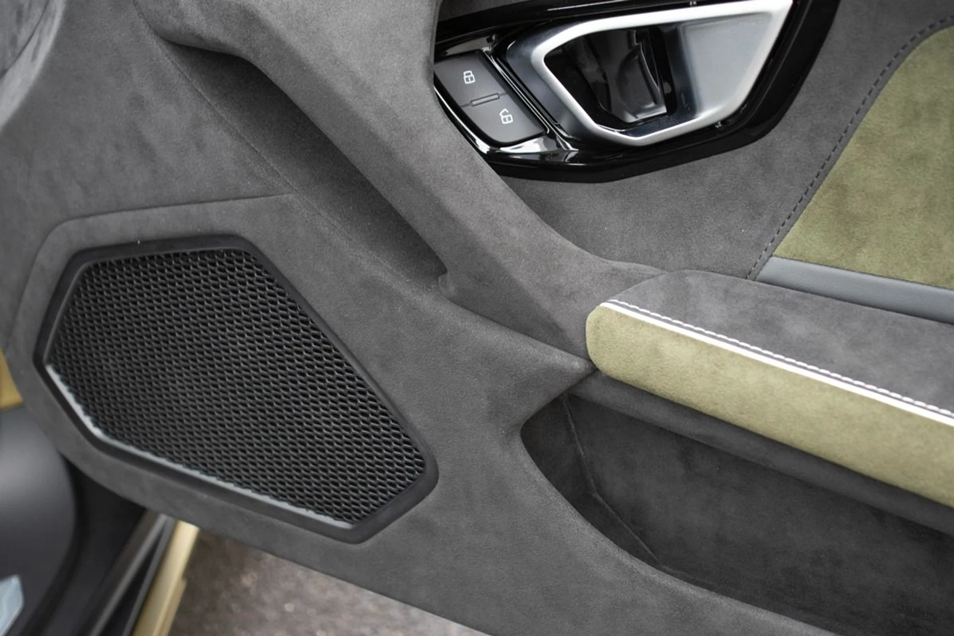 mph026_1075320330_Used_2023_Lamborghini_Huracan_Sterrato_1769868848_852d578717