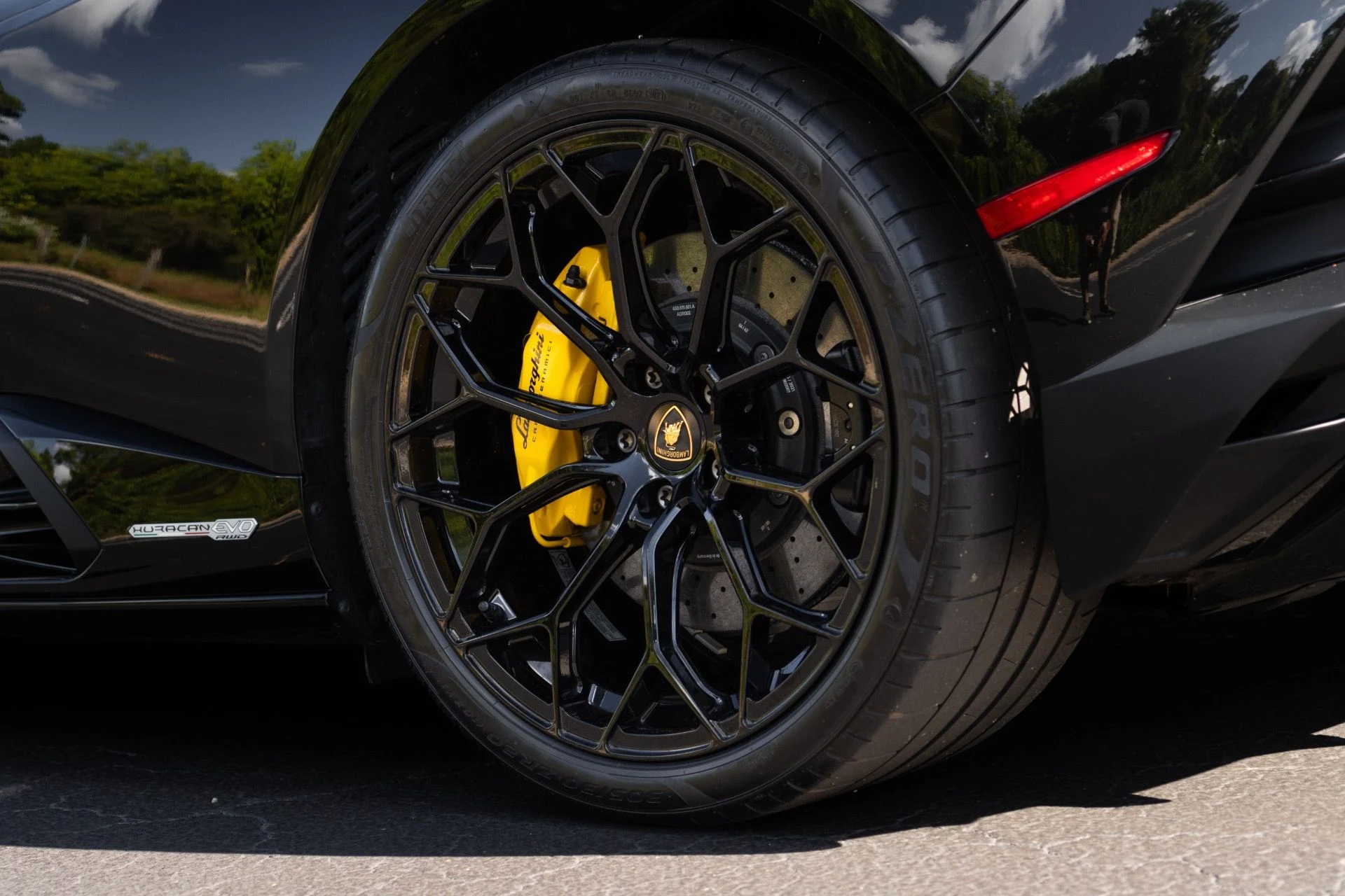 mph026_1089105736_Used_2022_Lamborghini_Huracan_EVO_1764129423_cda8ec594a