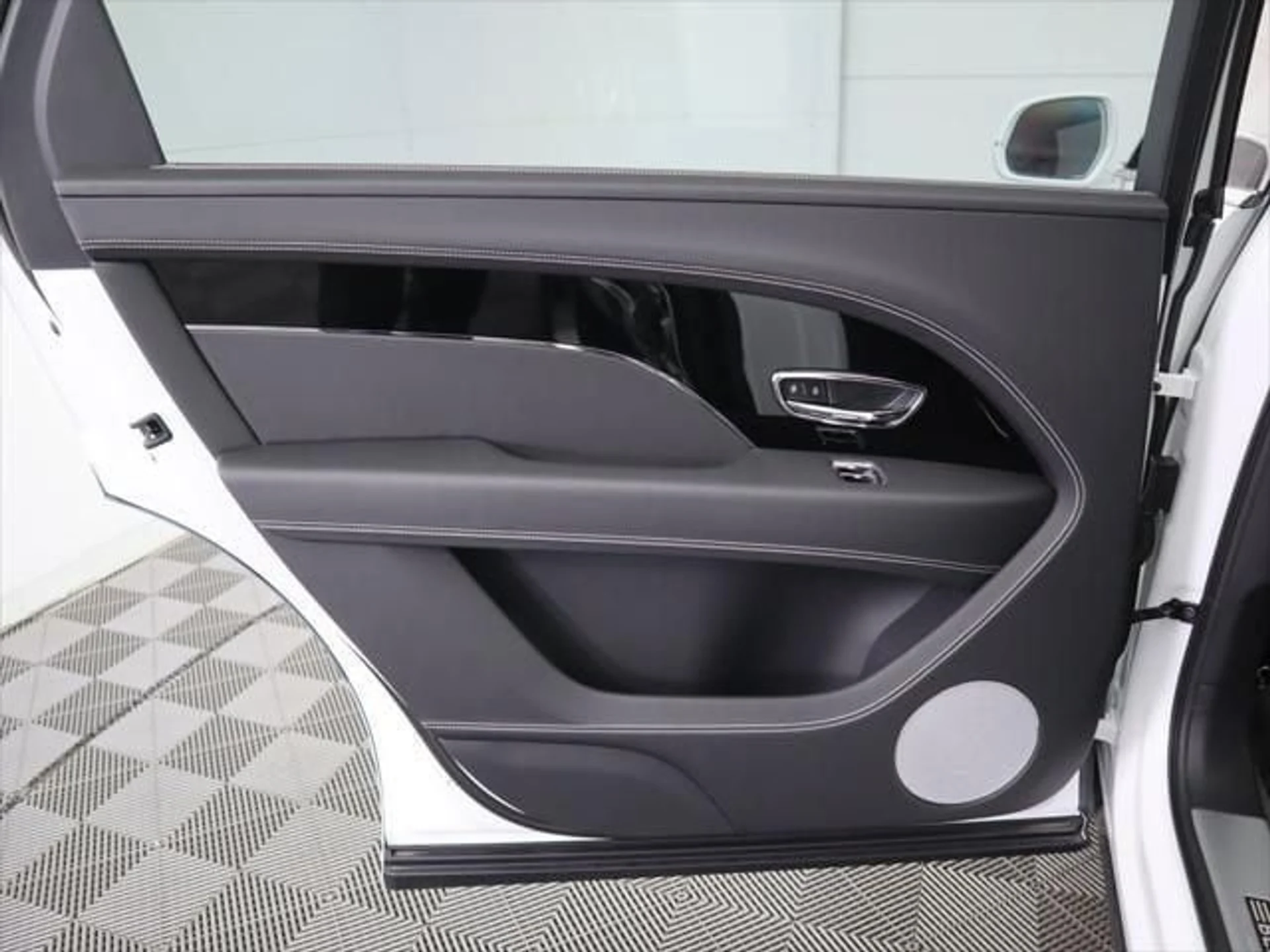 mph026_1093635980_used_2025_bentley_bentayga_ewb_v8awd_8119_23022887_27_640_52be4ae747