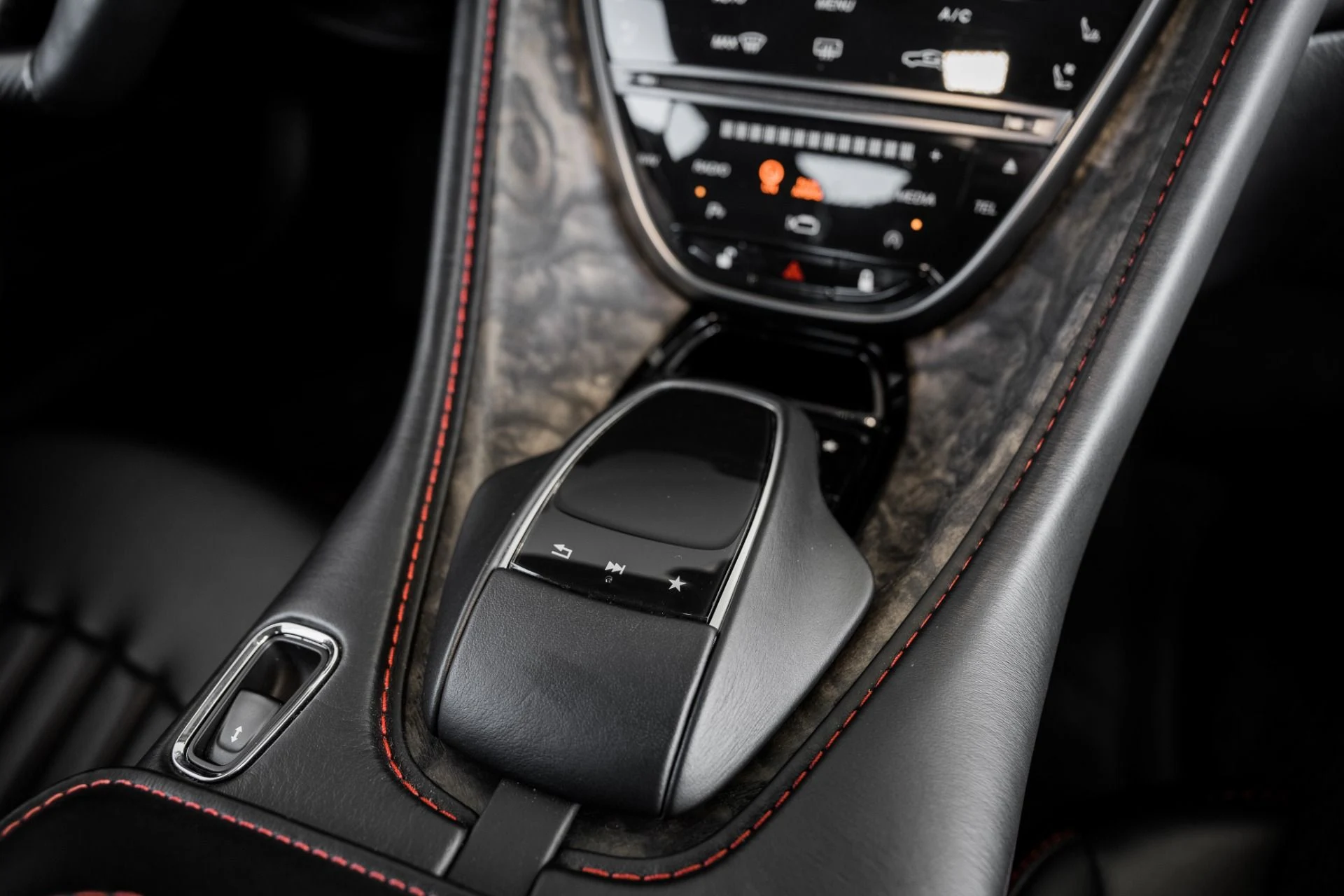 mph026_1109638966_Used_2020_Aston_Martin_DBS_Superleggera_007_OHMSS_Edition_1679175108_745c24cafe
