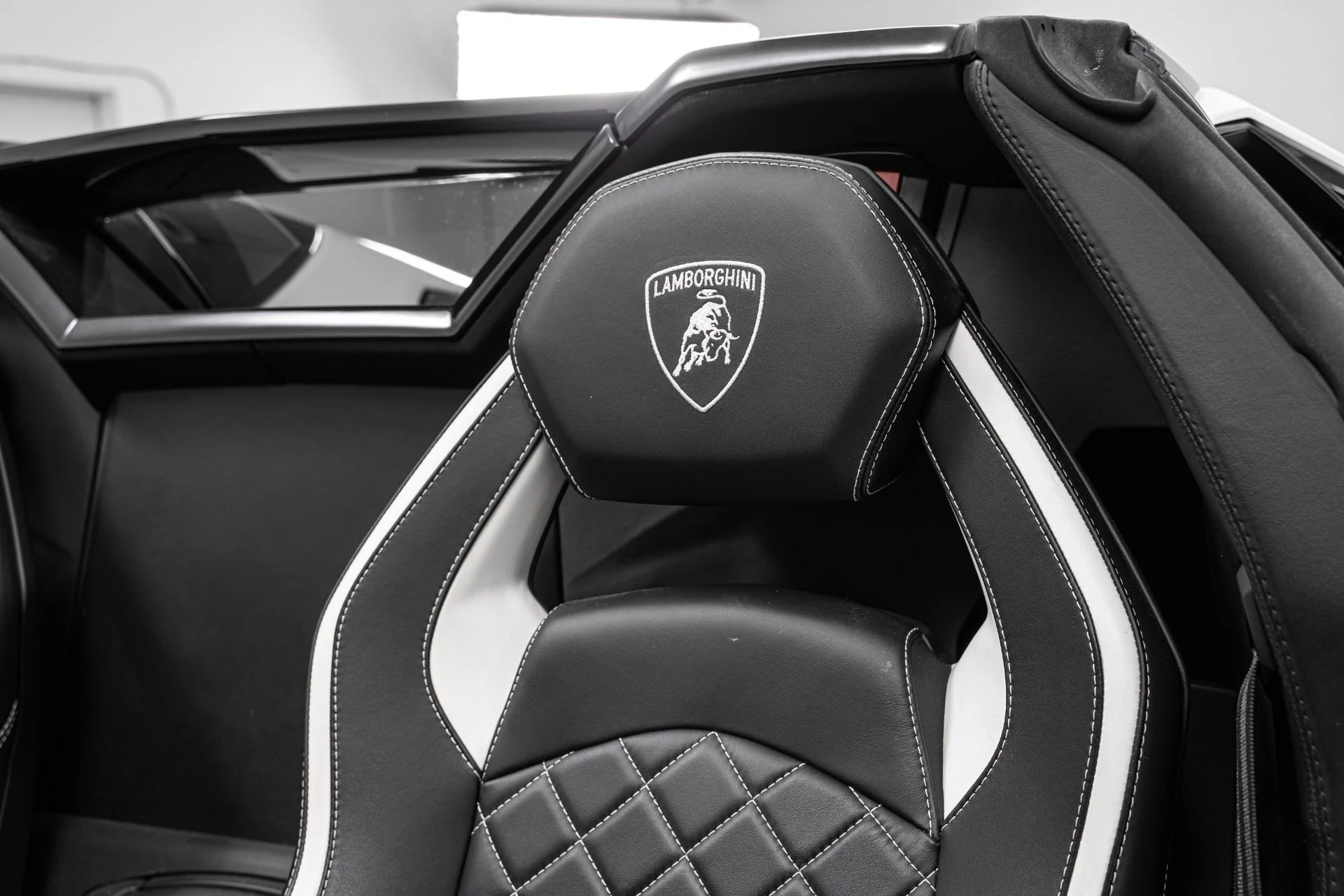 mph026_1153647335_Used_2019_Lamborghini_Aventador_LP_740_4_S_Roadster_1758210242_6a49ae4ad0