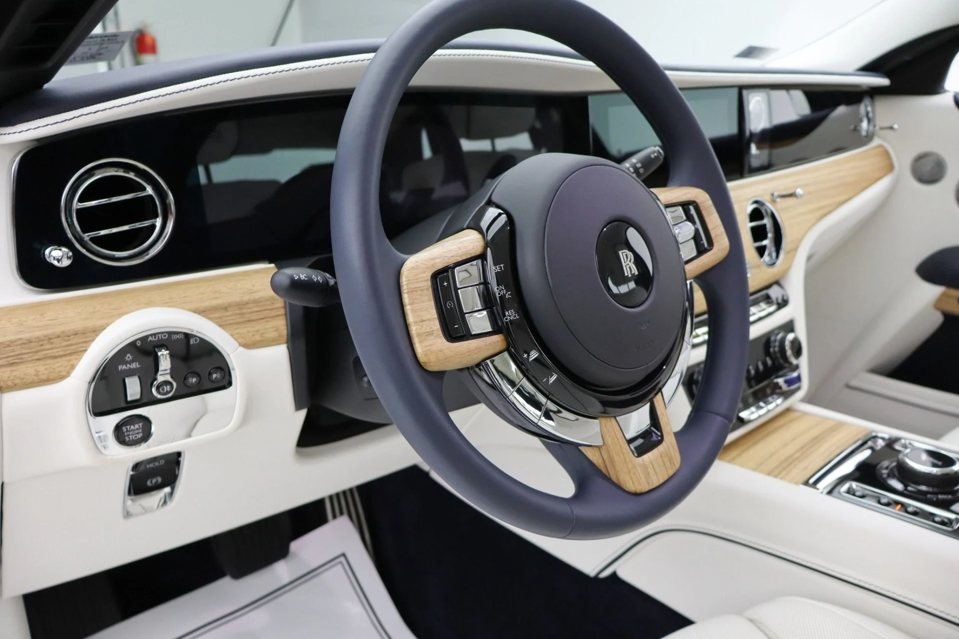 mph026_1167300208_New_2025_Rolls_Royce_Ghost_LEASE_OPTIONS_AVAILABLE_b14b1ef018
