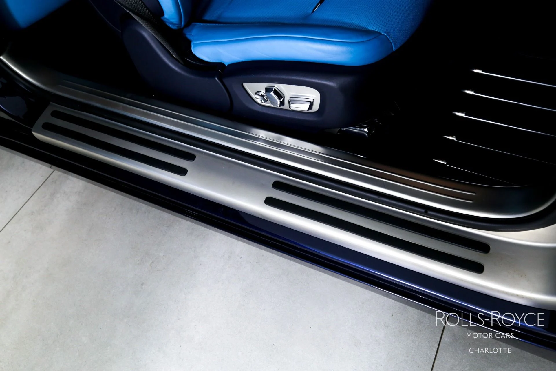 mph026_1180068455_Used_2019_Rolls_Royce_Wraith_1743453383_4d62053e1e