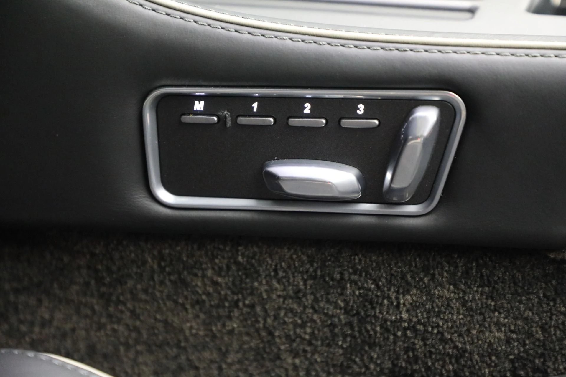 mph026_1185014246_Used_2015_Aston_Martin_DB_9_Volante_e9b3569d9d