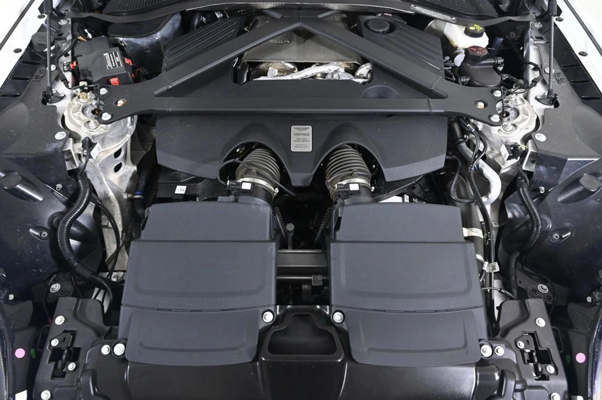 mph026_1187058340_used_2025_aston_martin_vantage_base_11350_22975138_26_1024_7cb28ee3a8