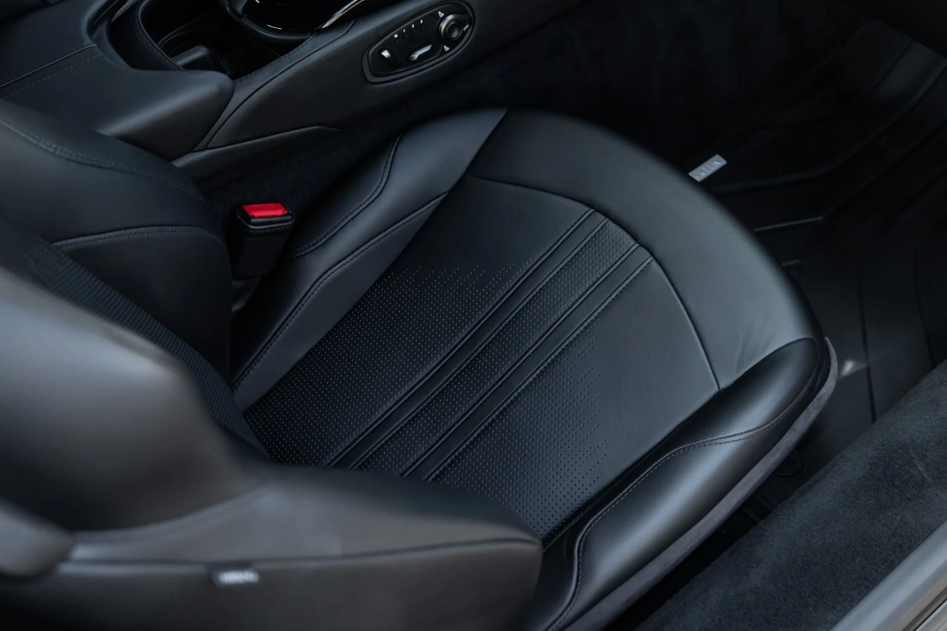 mph026_120429530_Used_2019_Aston_Martin_Vantage_1789496200_cc5c2ab6be
