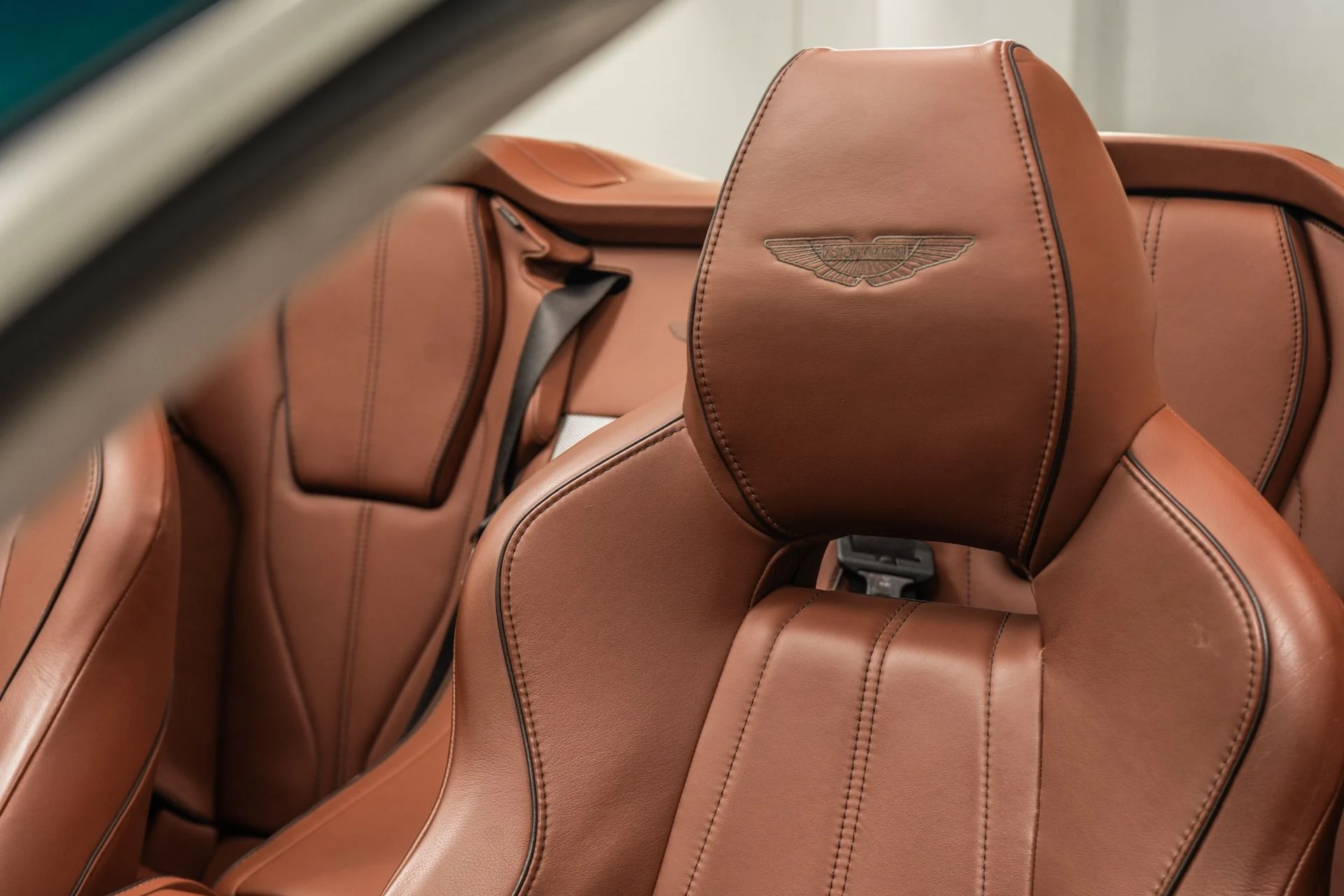 mph026_1214939229_Used_2015_Aston_Martin_DB_9_Volante_1759413390_4d83a0531d