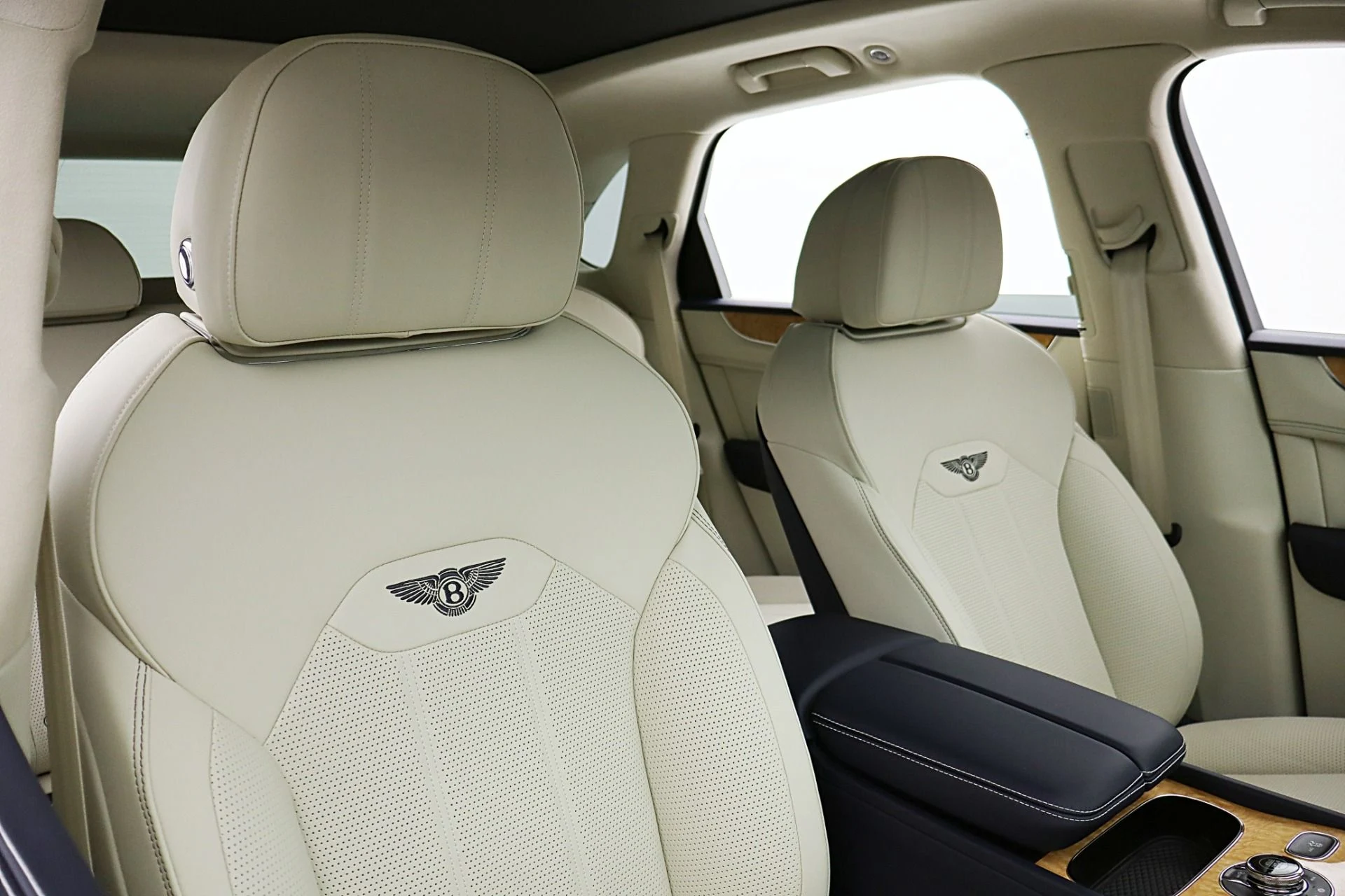 mph026_121587282_Used_2023_Bentley_Bentayga_V8_d9b84be2dd