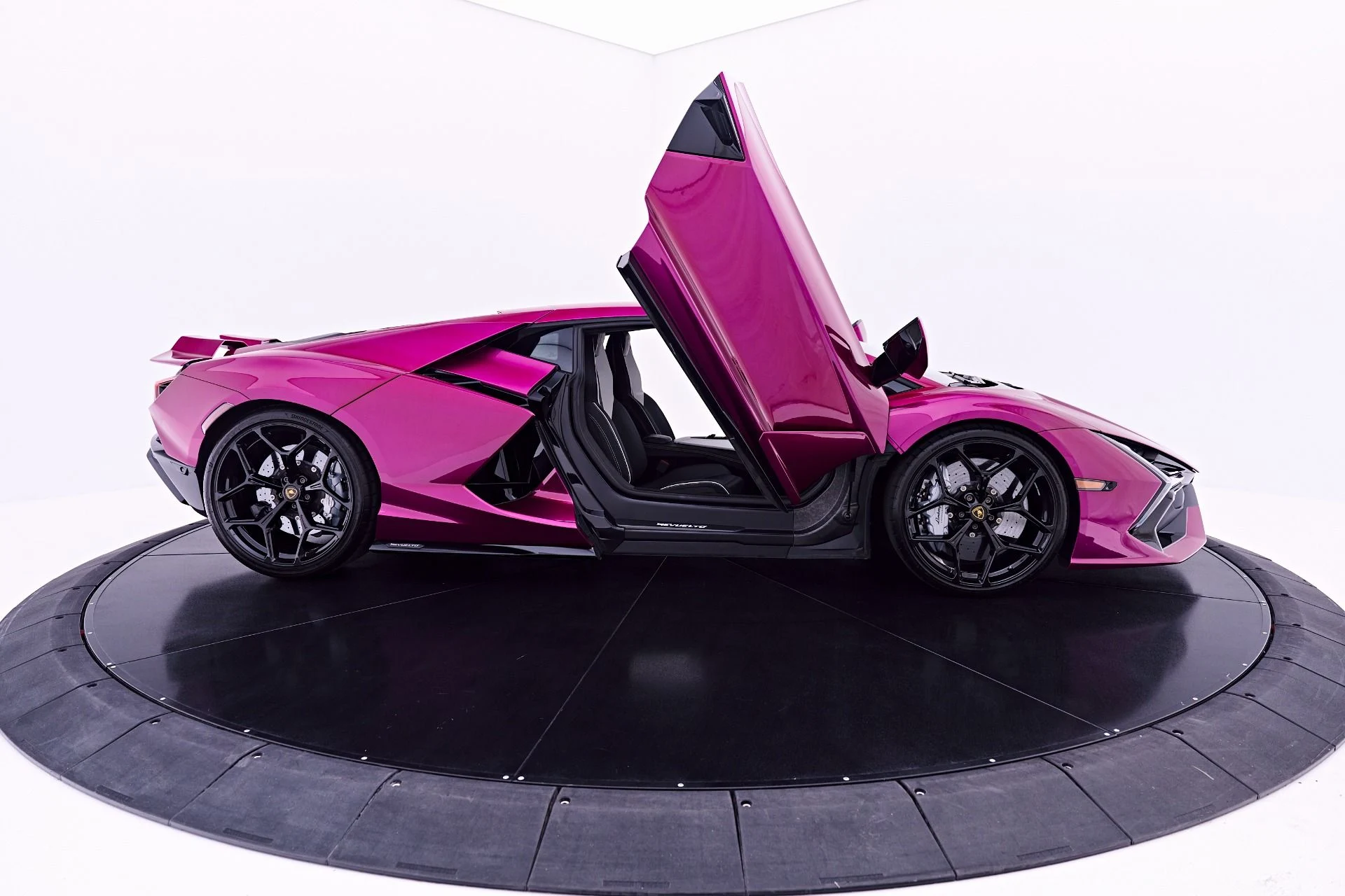 mph026_1239014277_Used_2025_Lamborghini_Revuelto_Base_1782965024_2d3f245631