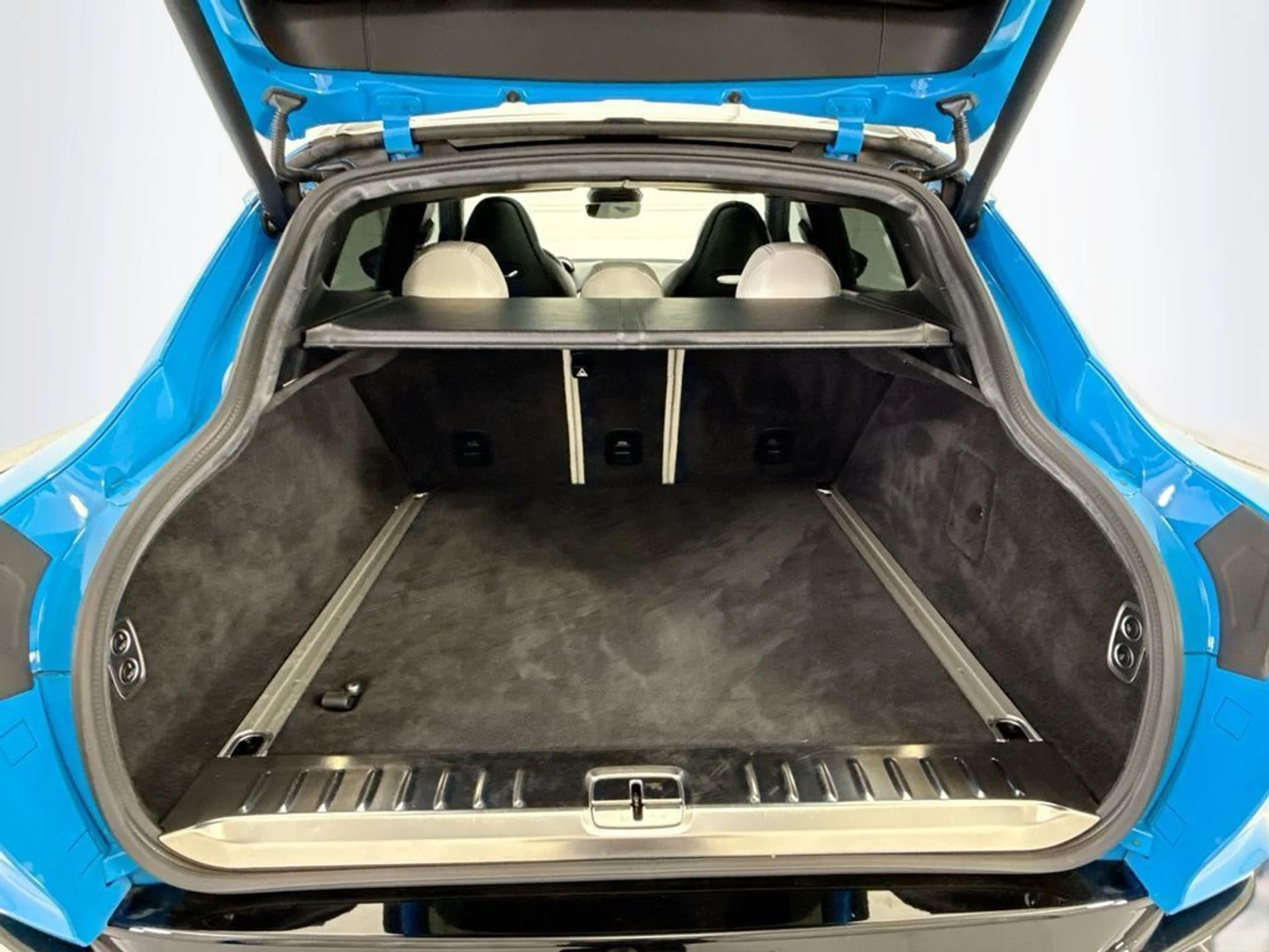 mph026_1244419240_used_2022_aston_martin_dbx_awd_8119_23003942_27_1024_c9bd5a817a